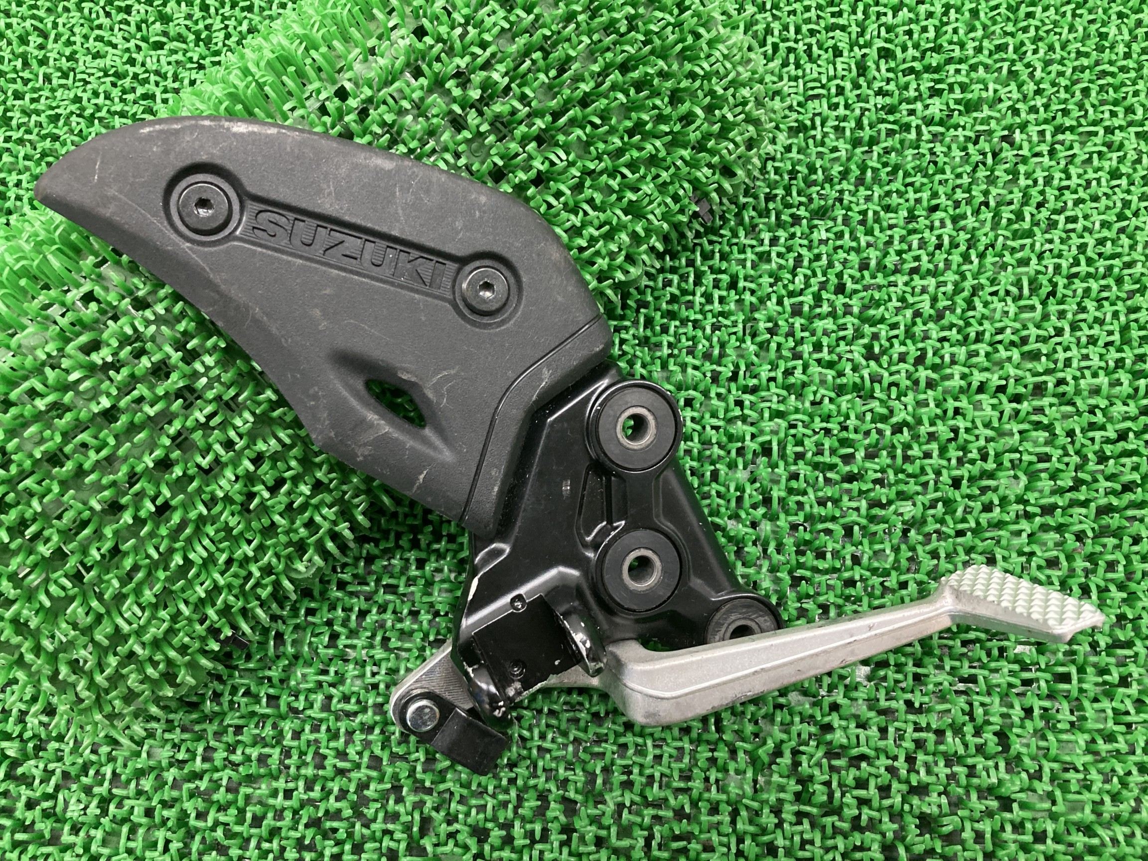 GSX1300Rハヤブサ ステップホルダー 右 スズキ 純正 バイク 部品 EJ11A ヒールガード ブレーキペダル 曲がり無し 品薄 車検 Genuine 【中古】 23