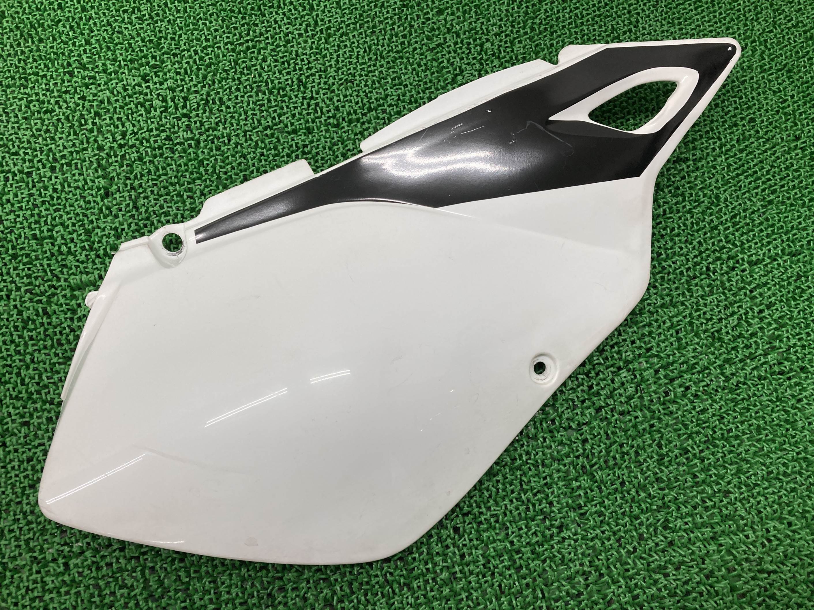 DR-Z400SMサイドカバー白スズキ純正バイク部品SK43ASK44Aサイドカウルコンディション良好品薄希少品車検Genuine【中古】 71｜ティーエスパーツ　店