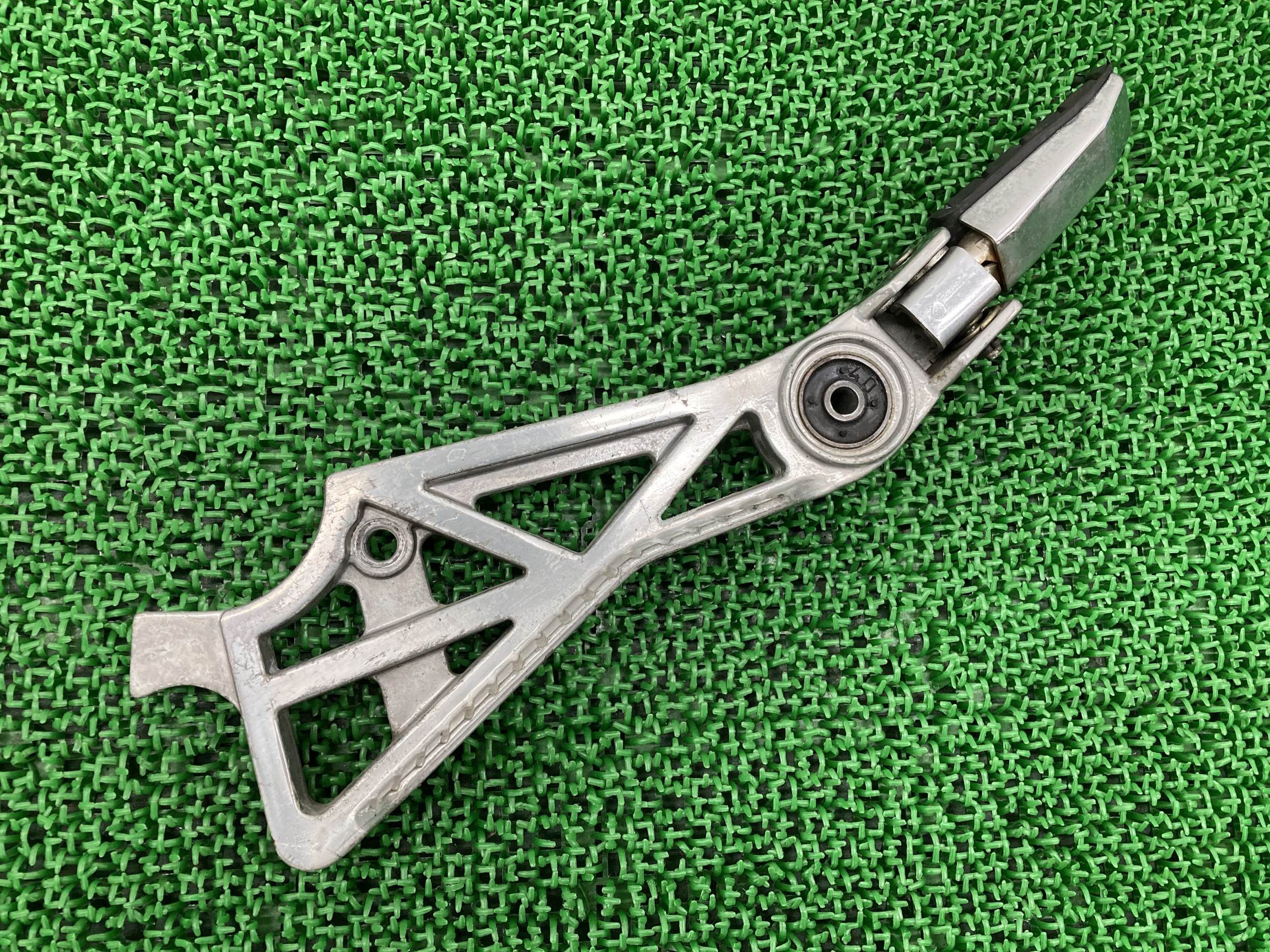 FZX750 ステップ 左 ヤマハ 純正 バイク 部品 3XF フェザー FAZER タンデムステップペグ 曲がり無し 車検 Genuine 【中古】 93