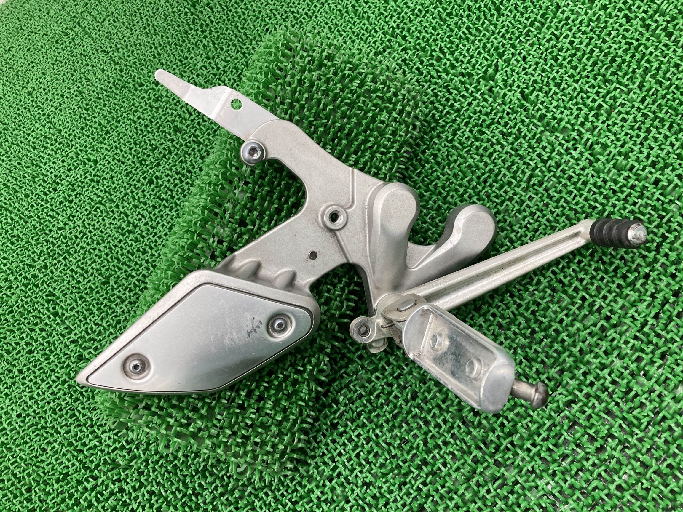 MT-01ステップ右ヤマハ純正バイク部品5YUメインステップペグブレーキペダルペイント素材に品薄車検Genuine【中古】 32｜ティーエスパーツ　店