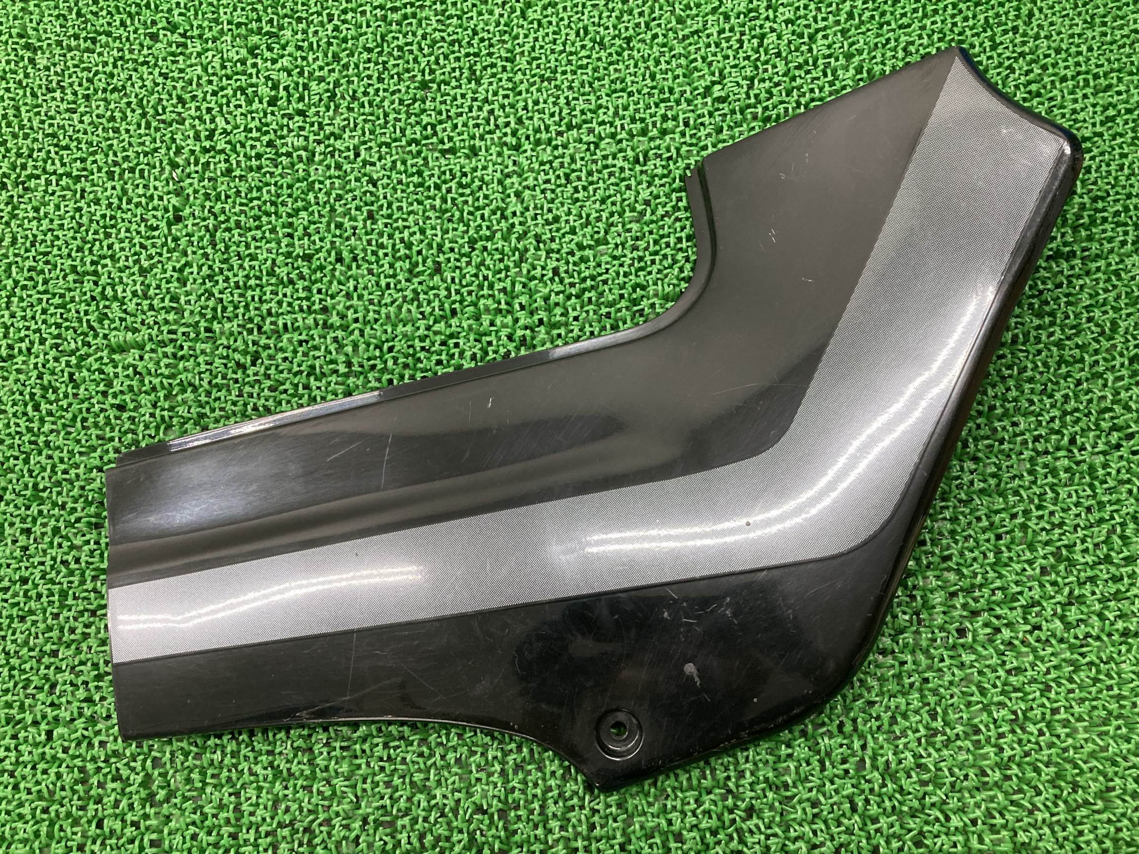 GPZ400R サイドカバー 右 黒 カワサキ 純正 バイク 部品 ZX400D 当時物 旧車 割れ欠け無し 品薄 車検 Genuine 【中古】 56