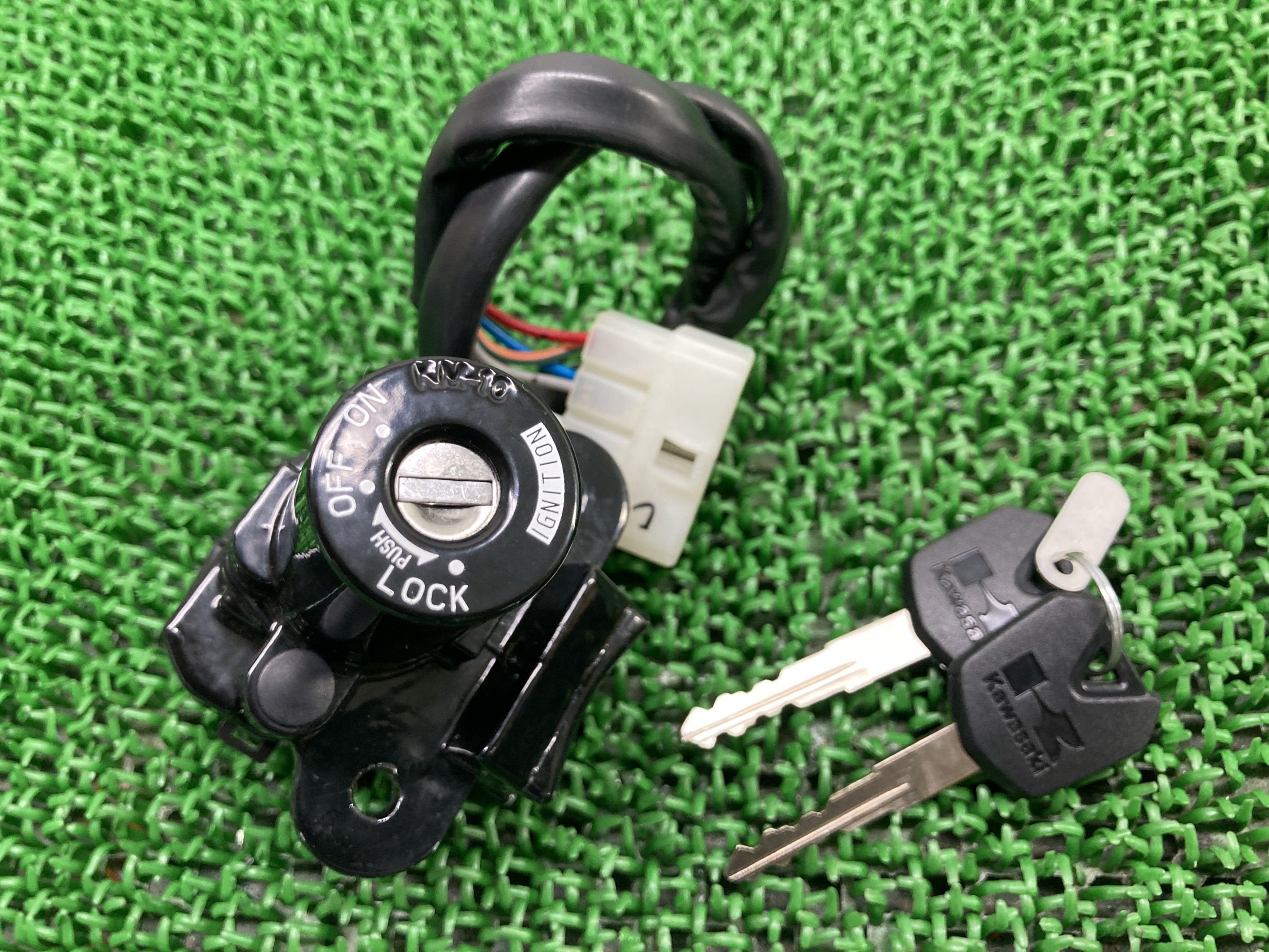 NINJA250Rキーシリンダーカワサキ純正バイク部品EX250Kニンジャ2350Rメインキーキー2本コンディション良好機能的問題なし車検Genuine【中古】 85