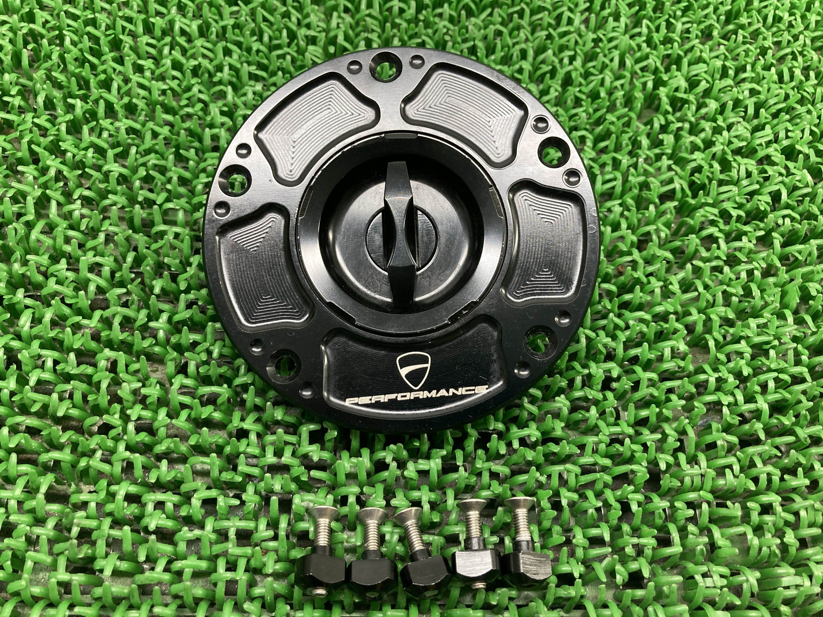 パニガーレ タンクキャップ ドゥカティ 純正 バイク 部品 Ducati Panigale フューエルキャップ 燃料キャップ 割れ欠け無し 車検 Genuine 【中古】 Hu｜ティーエスパーツ　店