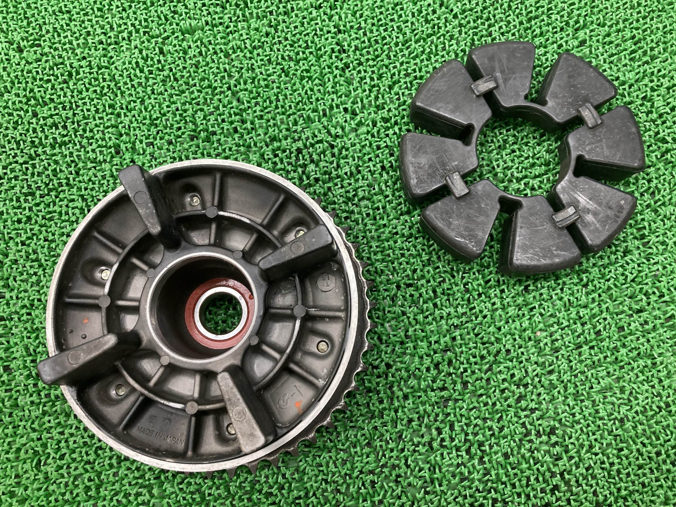 ゼファー1100 リアホイールハブ 1117 カワサキ 純正 バイク 部品 ZRT10A ZEPHYR1100 スプロケット ハブダンパー 品薄 車検 Genuine 【中古】 Mw｜ティーエスパーツ　店