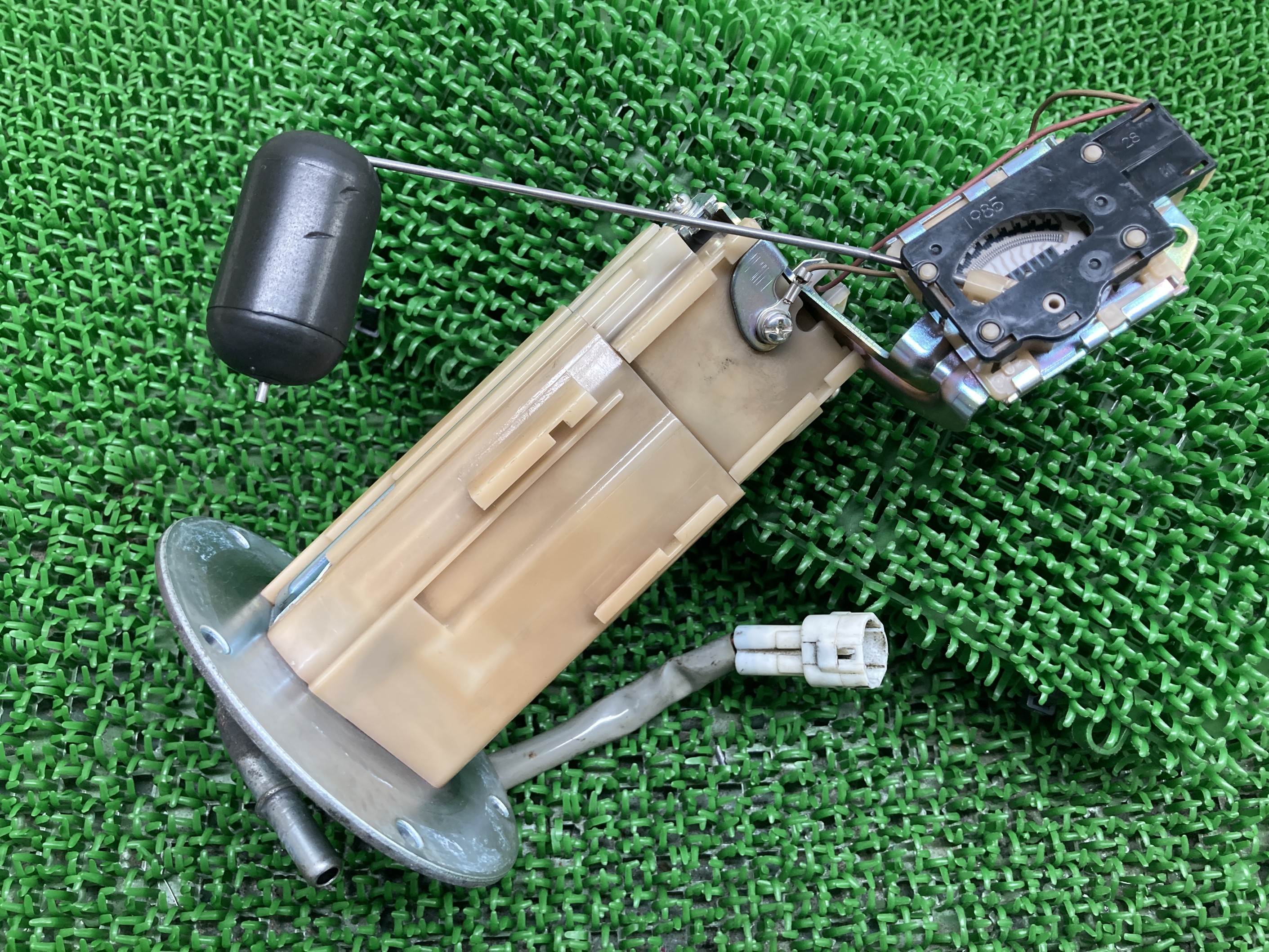 Vストローム650 フューエルポンプ 15100-11J01 スズキ 純正 バイク 部品 C733A フューエルセンサー 燃料ポンプ 機能的問題なし 品薄 車検 Genuine 【中古】 Iv