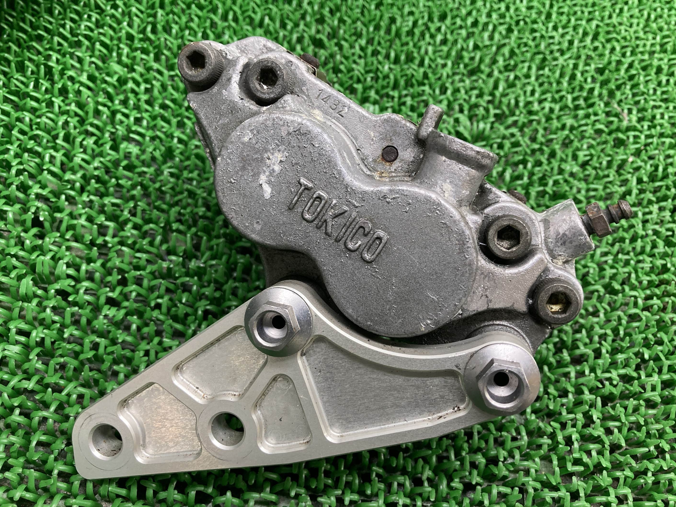 ゼファー1100フロントブレーキキャリパー右カワサキ純正バイク部品ZR1100AZRT10AZEPHYR1100アルミキャリパーサポート割れ欠け無し品薄車検Genuine【中古】 92