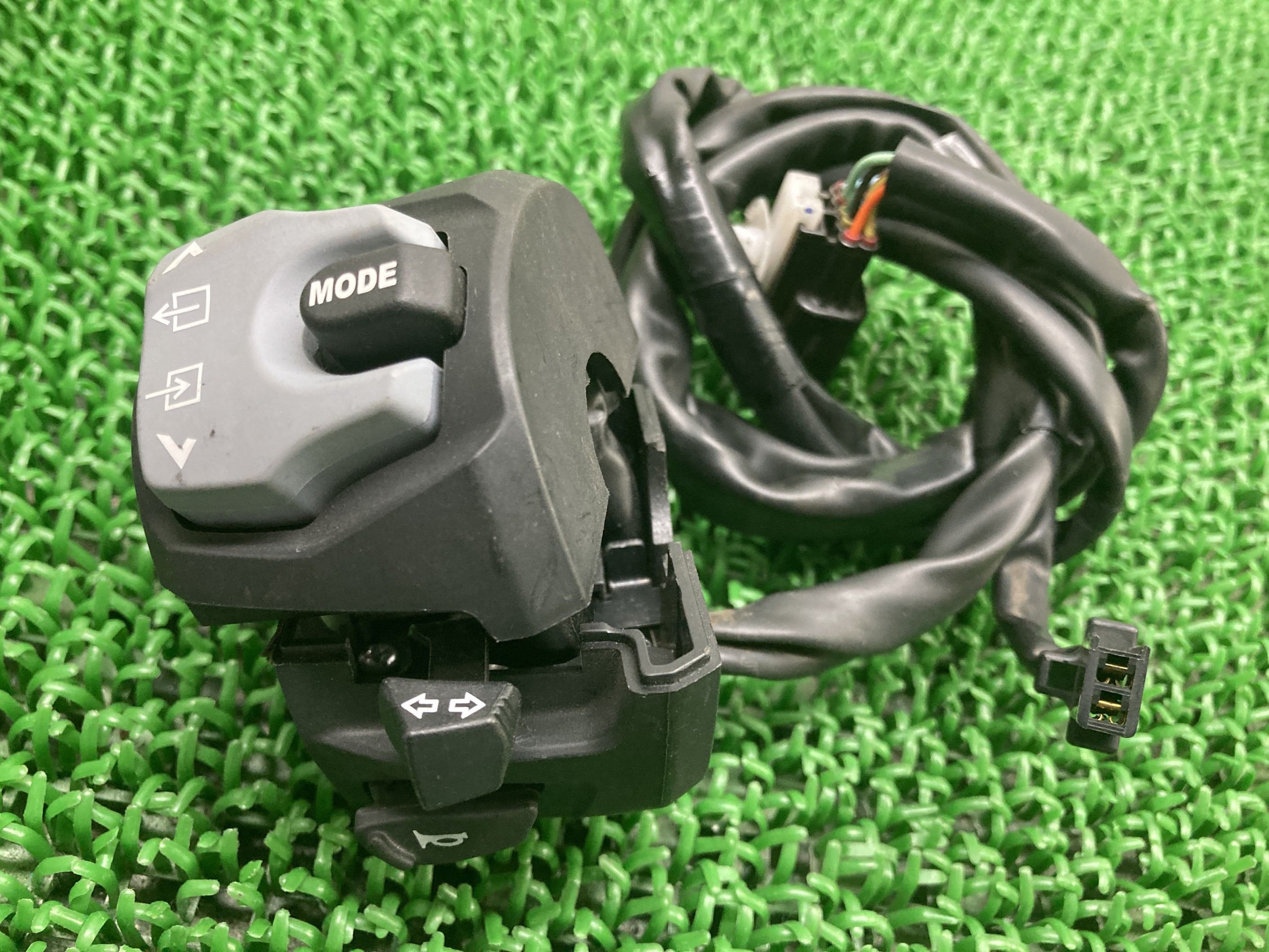GSX-S1000F ハンドルスイッチ 左 スズキ 純正 中古 バイク 部品 GT79B スイッチボックス 割れ欠け無し 品薄 希少品 94 100％本物保証！GSX-S1000Fハンドルスイッチ左スズキ純正バイク部品