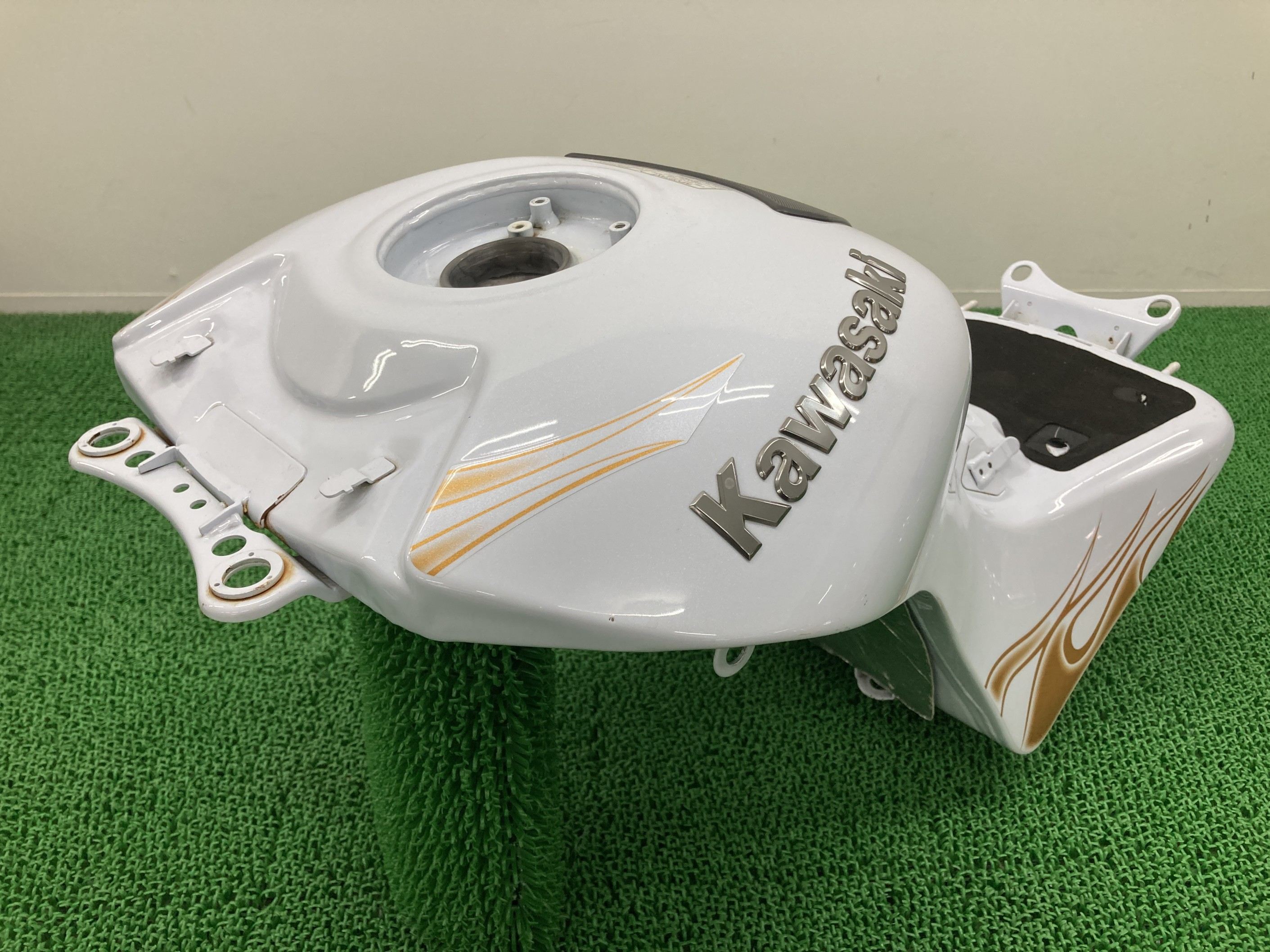 ZZ-R1400 タンク パール カワサキ 純正 バイク 部品 ZX1400A ZXT40A ZZR1400A フューエルタンク 燃料タンク 修復素材に 車検 Genuine 【中古】 Ky