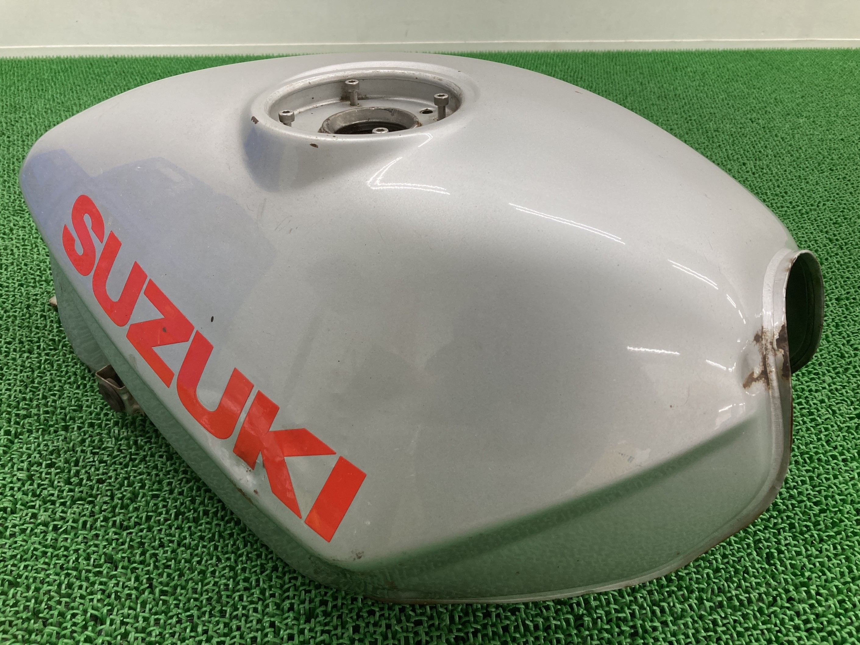 GSX400Sカタナ タンク 銀 スズキ 純正 バイク 部品 GK77A 刀 フューエルタンク ガソリンタンク 修復素材に コケキズ無し 車検 Genuine 【中古】 rA