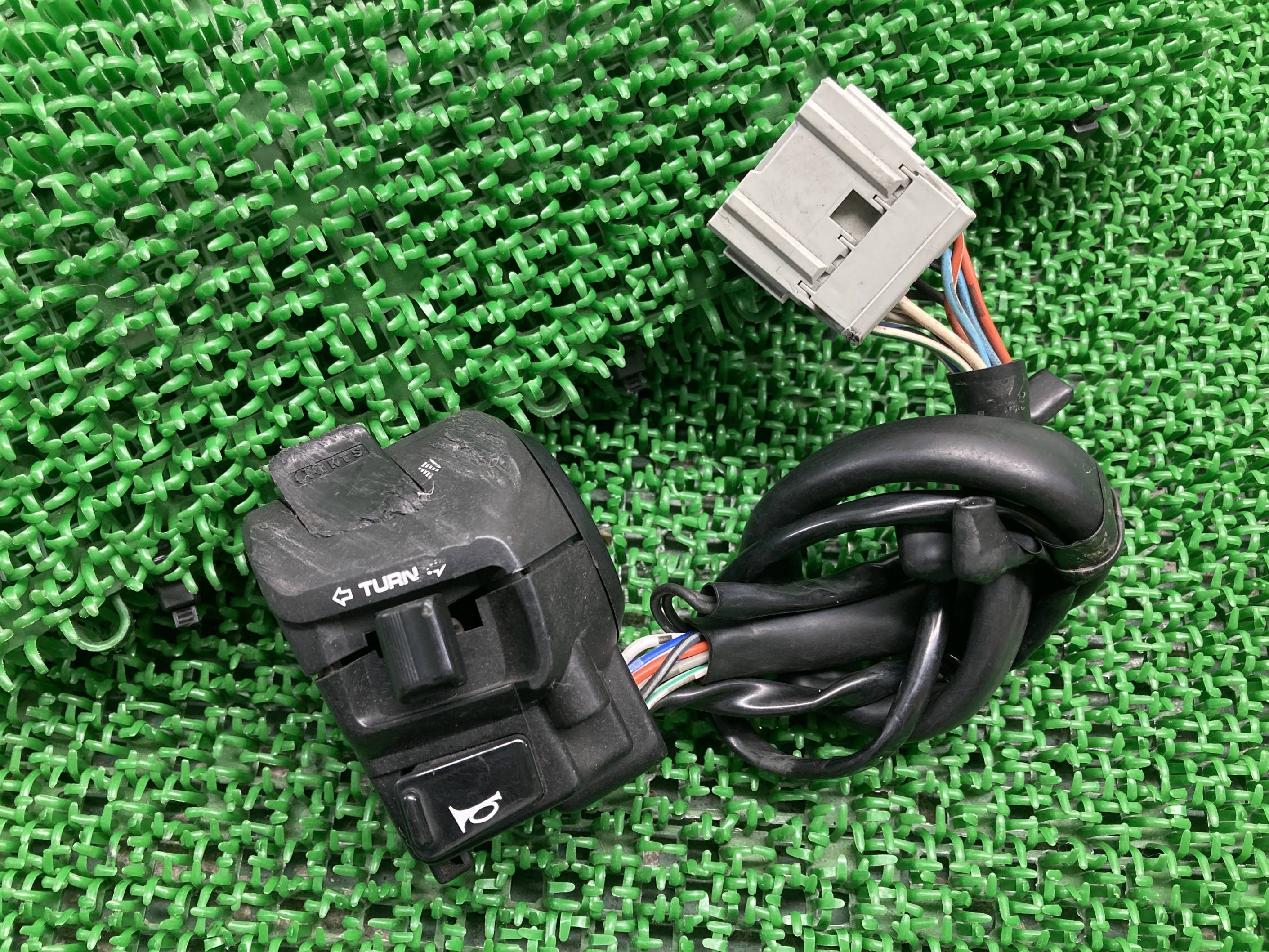 CBR600RR ハンドルスイッチ 左 HM-32QB-T ホンダ 純正 バイク 部品 PC37 後期 スイッチボックス 割れ欠け無し 品薄 車検 Genuine 【中古】 Wy 6,248円