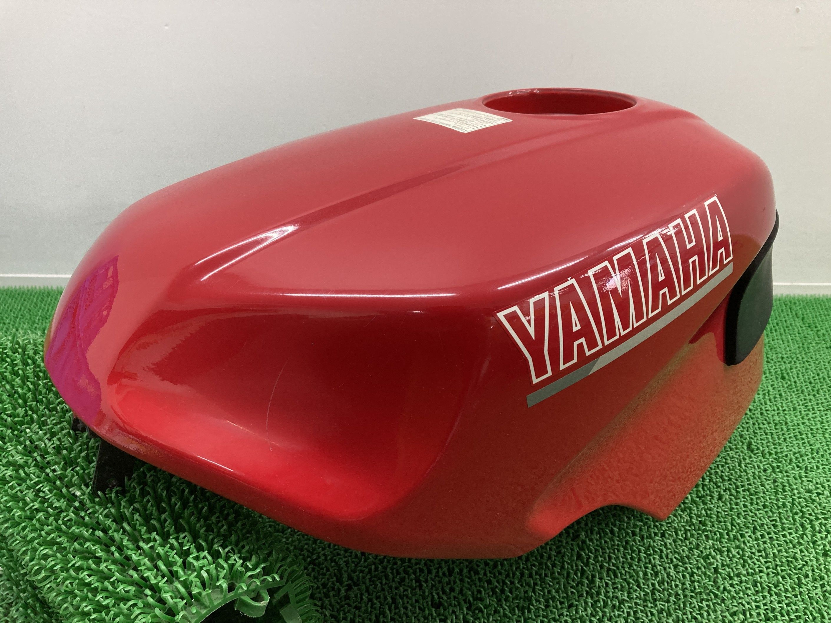 TRX850 タンク 赤 ヤマハ 純正 バイク 部品 4NX フューエルタンク 燃料タンク ガソリンタンク 修復素材に コケキズ無し 車検 Genuine 【中古】 Dz｜ティーエスパーツ　店