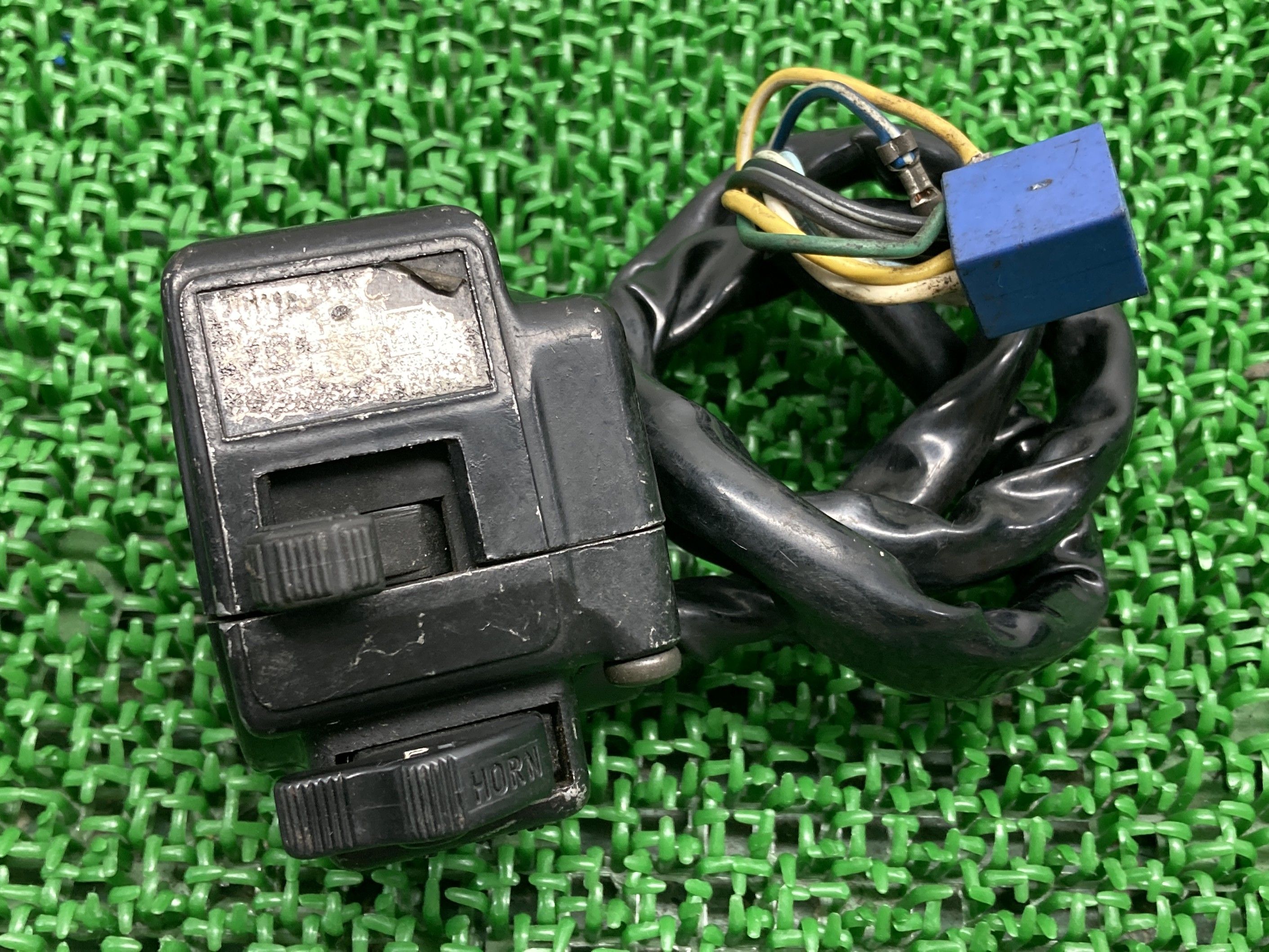 GSX750E ハンドルスイッチ 左 374-5 スズキ 純正 バイク 部品 GR72A ベコ 当時物 ペイント素材に 割れ欠け無し 車検 Genuine 【中古】 oT|ティーエスパーツ 店