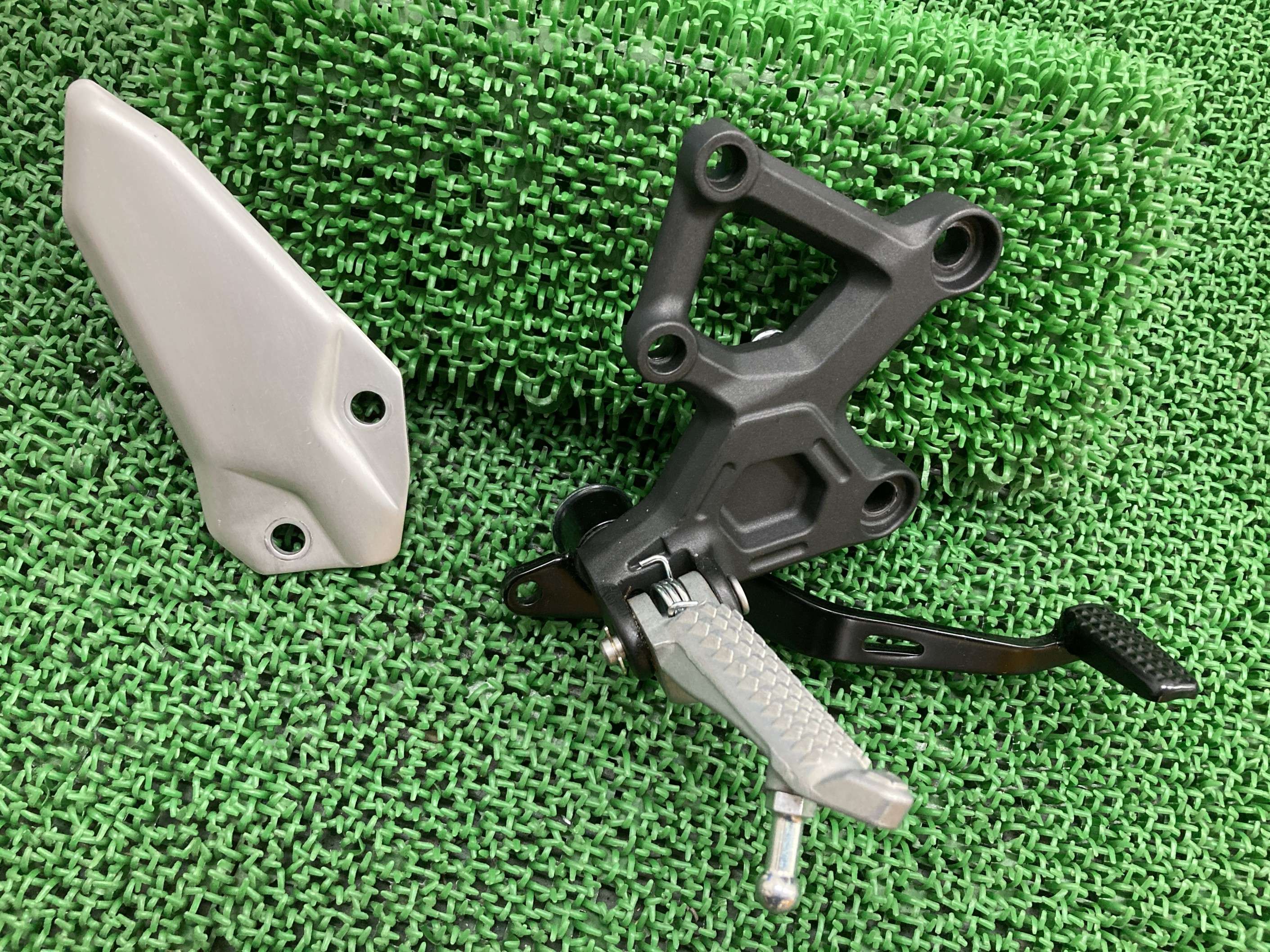 ZX-25R ステップ 右 SKT カワサキ 純正 バイク 部品 ZX250E ブレーキペダル ペグ ヒールガード コケキズ無し 車検 Genuine 【中古】 Rc