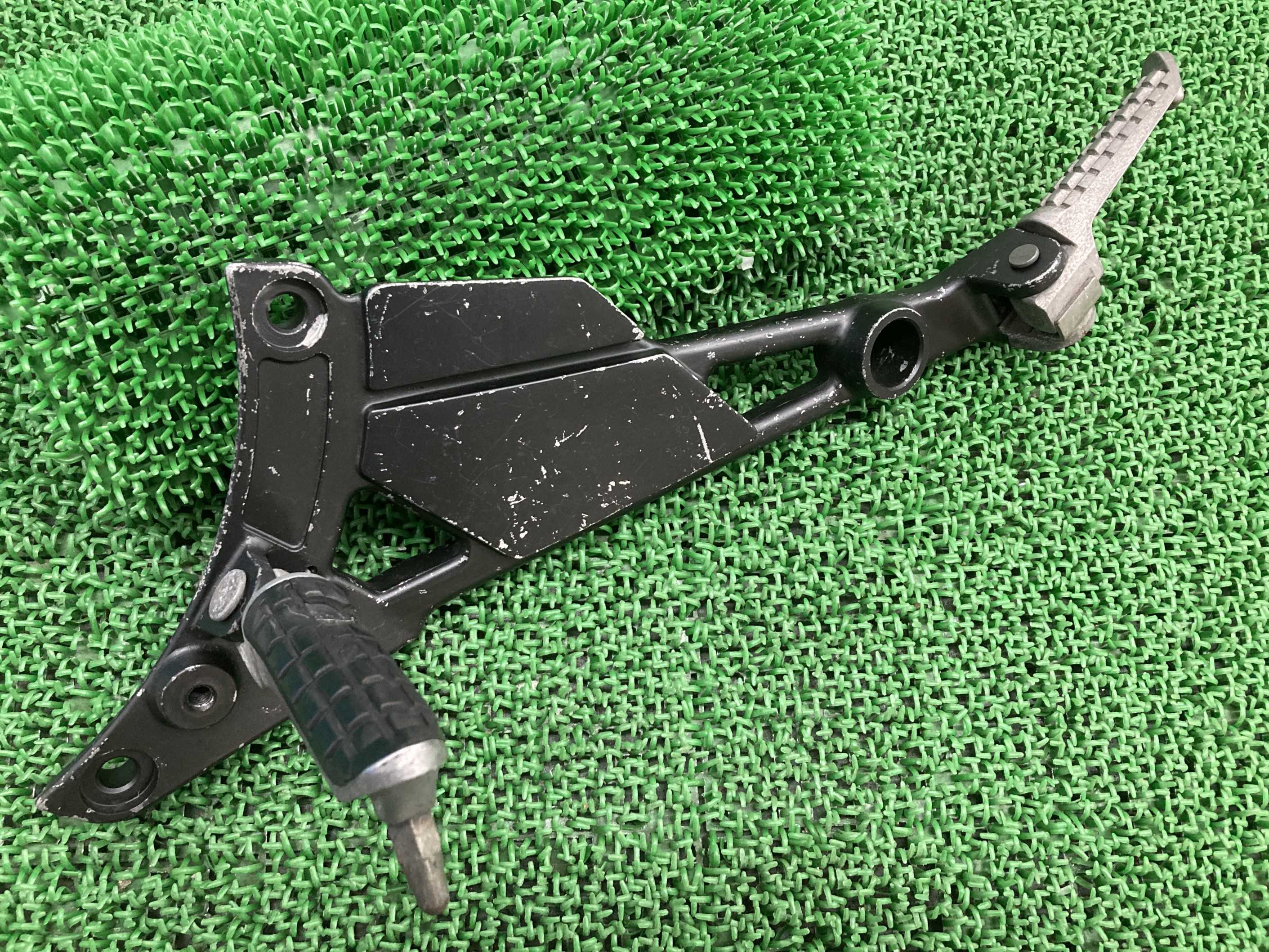 ゼファー750 ステッププレート 左 103 カワサキ 純正 バイク 部品 ZR750C メインステップペグ タンデムステップペグ 修復素材やペイント素材に 曲がり無し 車検 Genuine 【中古】 eV