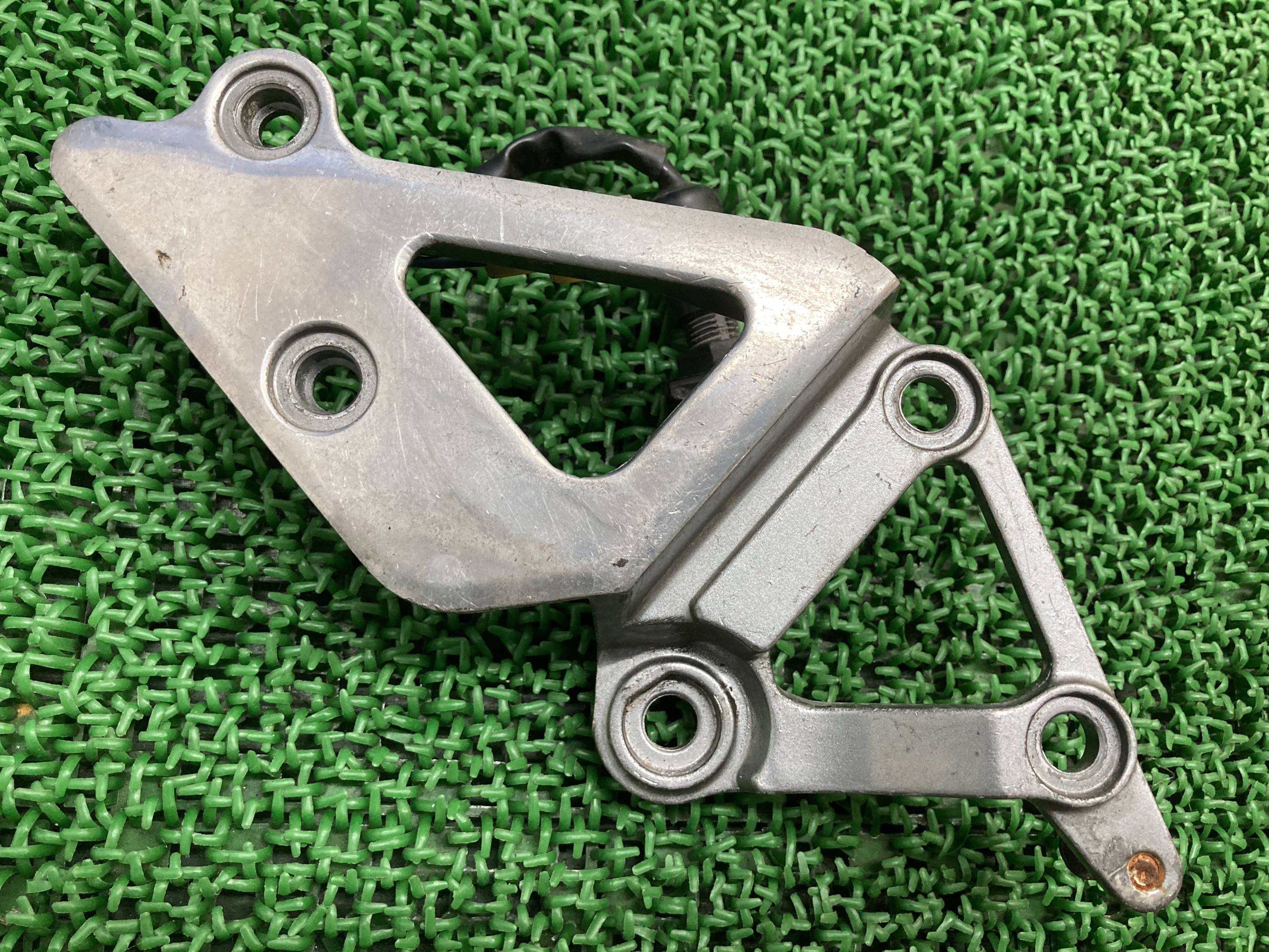 バリオス ステップホルダー 右 35011-1581 カワサキ 純正 バイク 部品 ZR250A BALIUS ブレーキスイッチ 曲がり無し 品薄 車検 Genuine 【中古】 oS 12,638円