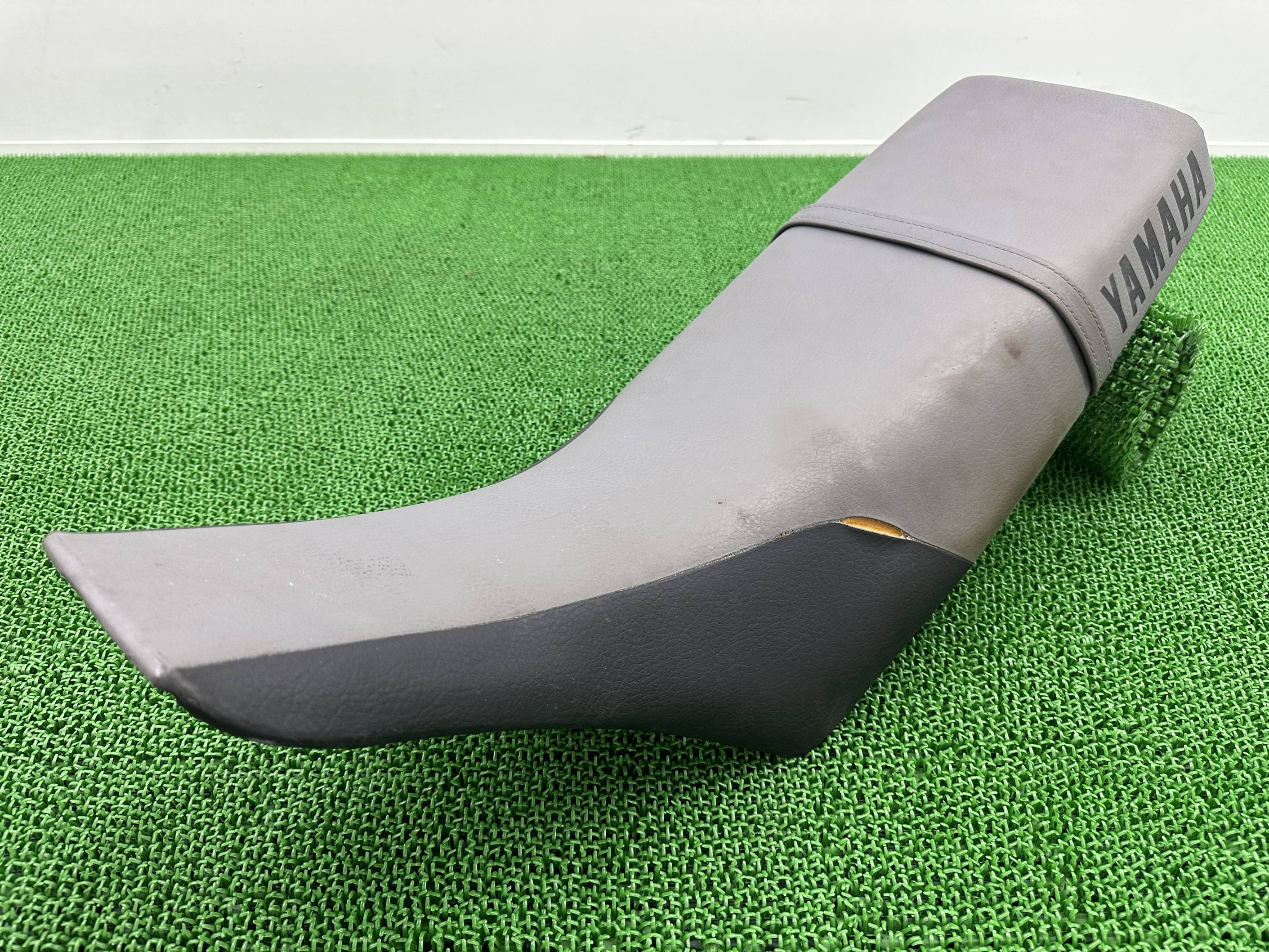 TW200 シート 2JX ヤマハ 純正 バイク 部品 DG07J シートバンド 修復素材や張り替えベースに 品薄 希少品 車検 Genuine 【中古】 dN