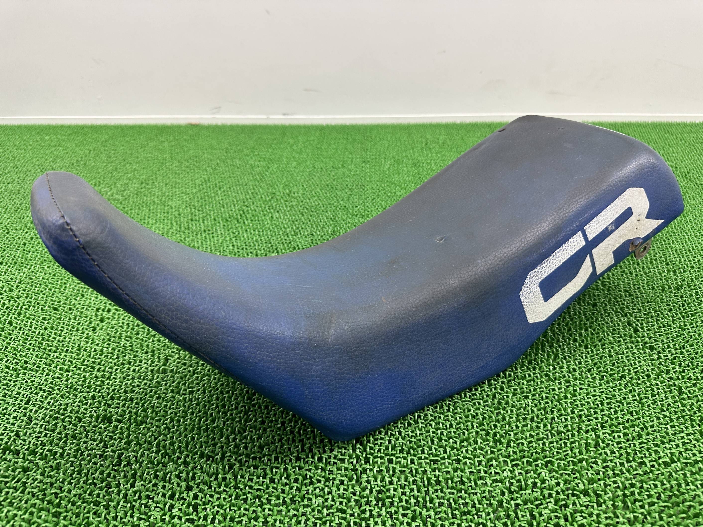 CR125 シート ホンダ 純正 バイク 部品 JE01 人気のノーマルシート 修復素材や張替えベースに シートベース良好 品薄 希少品 車検 Genuine 【中古】 dQ｜ティーエスパーツ　店