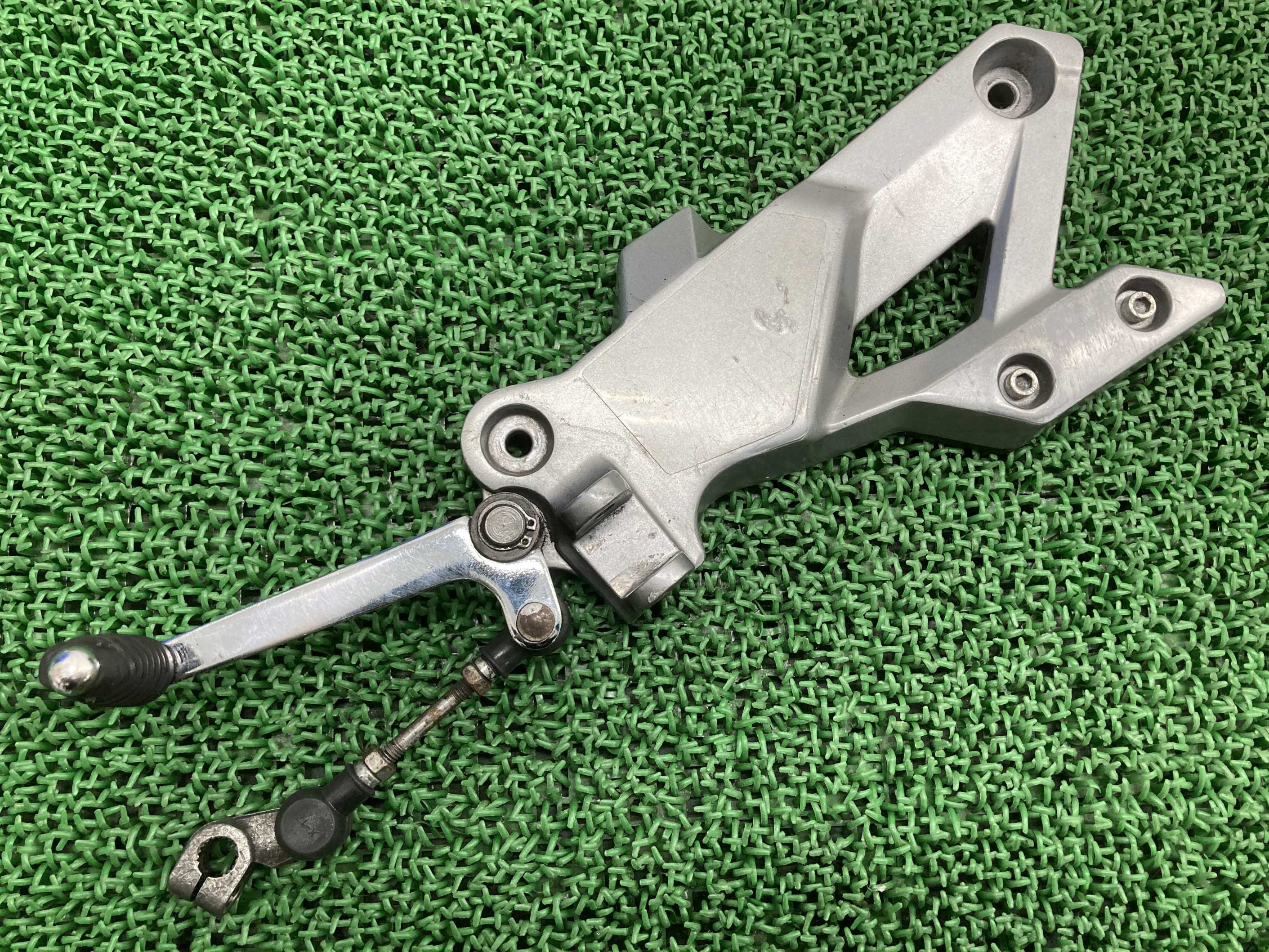 Vストローム250 ステップ 左 C1L スズキ 純正 バイク 部品 DS11A 17-24年モデル DS12Eにも メインステップ ペグ 車検 Genuine 【中古】 sM