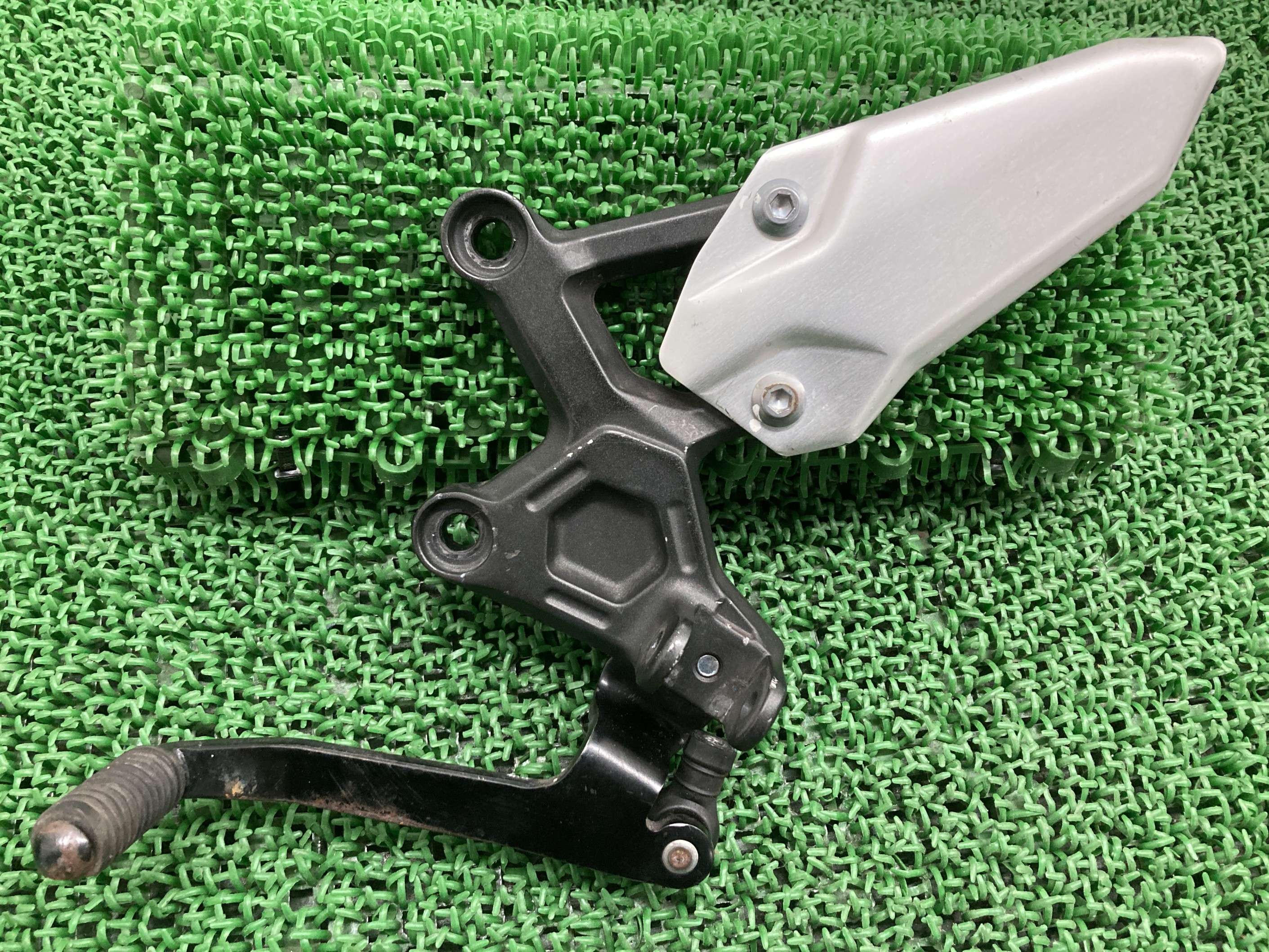 ZX-25R ステップ 左 SKT カワサキ 純正 バイク 部品 ZX250E シフトペダル ヒールガード 修復素材やペイント素材に 品薄 車検 Genuine 【中古】 aR