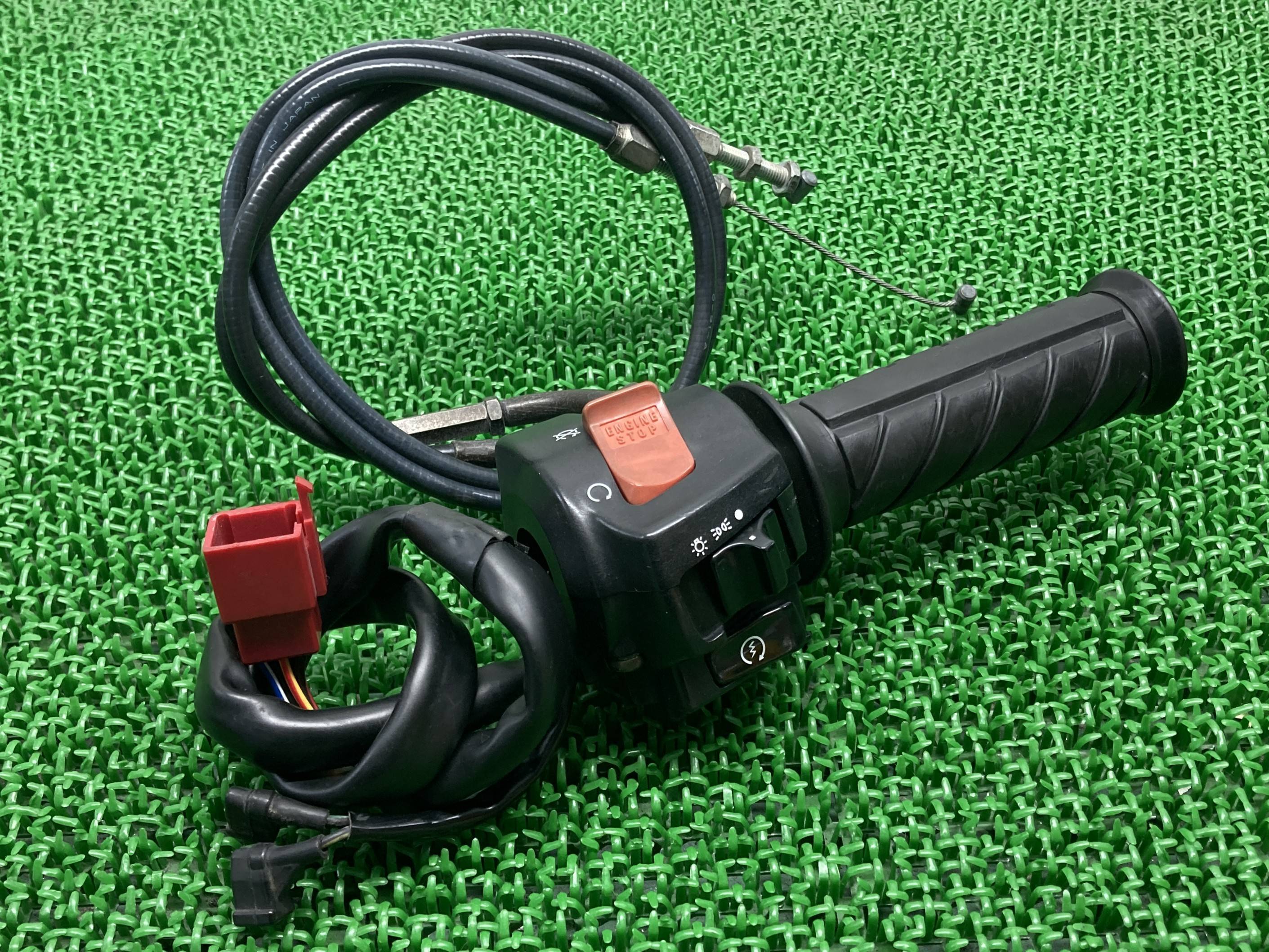 CBR1100XX ハンドルスイッチ 右 ホンダ 純正 バイク 部品 SC35 スーパーブラックバード アクセルワイヤー スロットルコーン スイッチボックス 割れ欠け無し 車検 Genuine 【中古】 Aw 8,496円