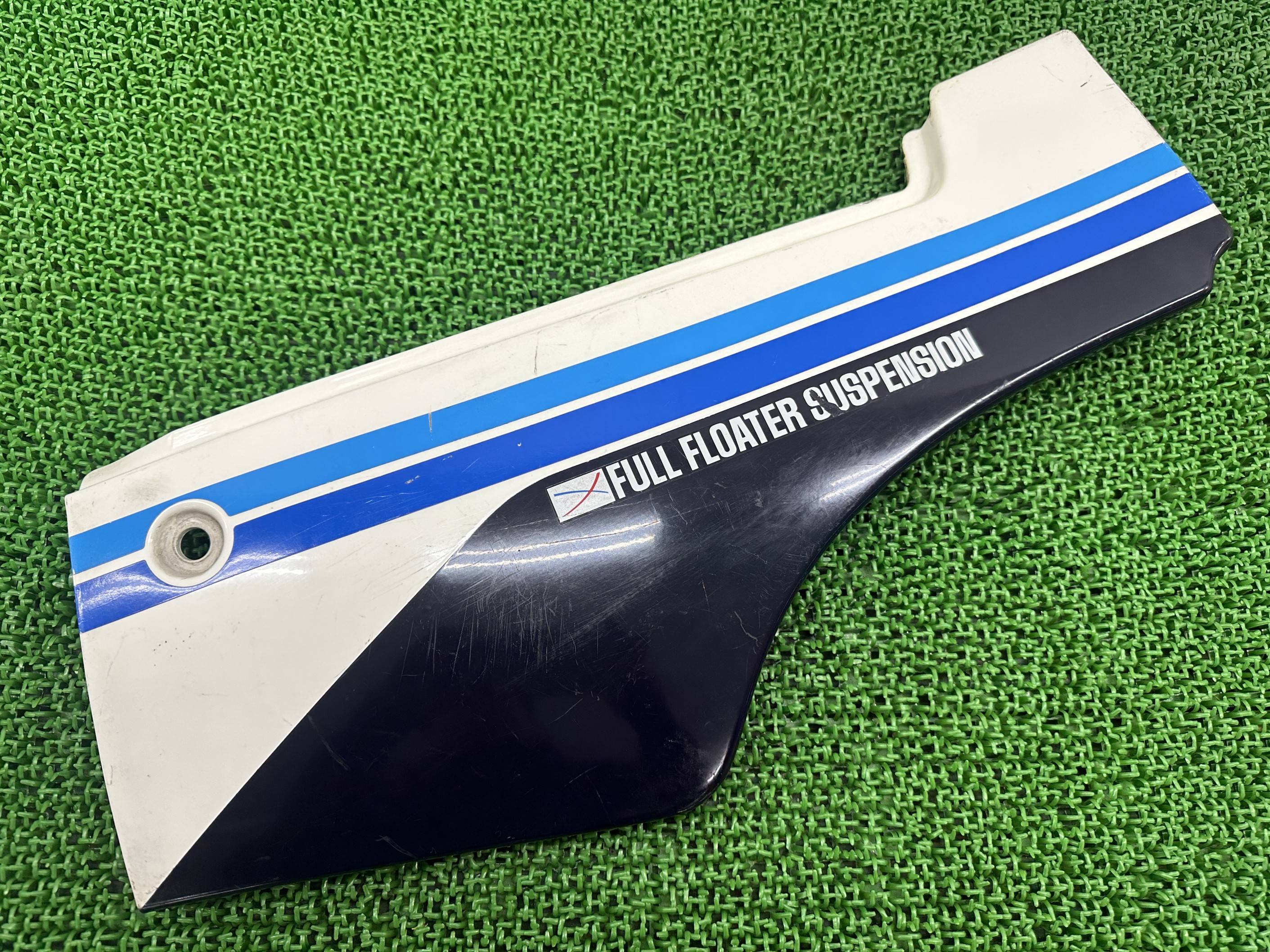 GSX-R400 サイドカバー 右 白/紺 04A0 スズキ 純正 バイク 部品 GK71B サイドカウル シートカウル コケキズ無し 割れ欠け無し 車検 Genuine 【中古】 Hu