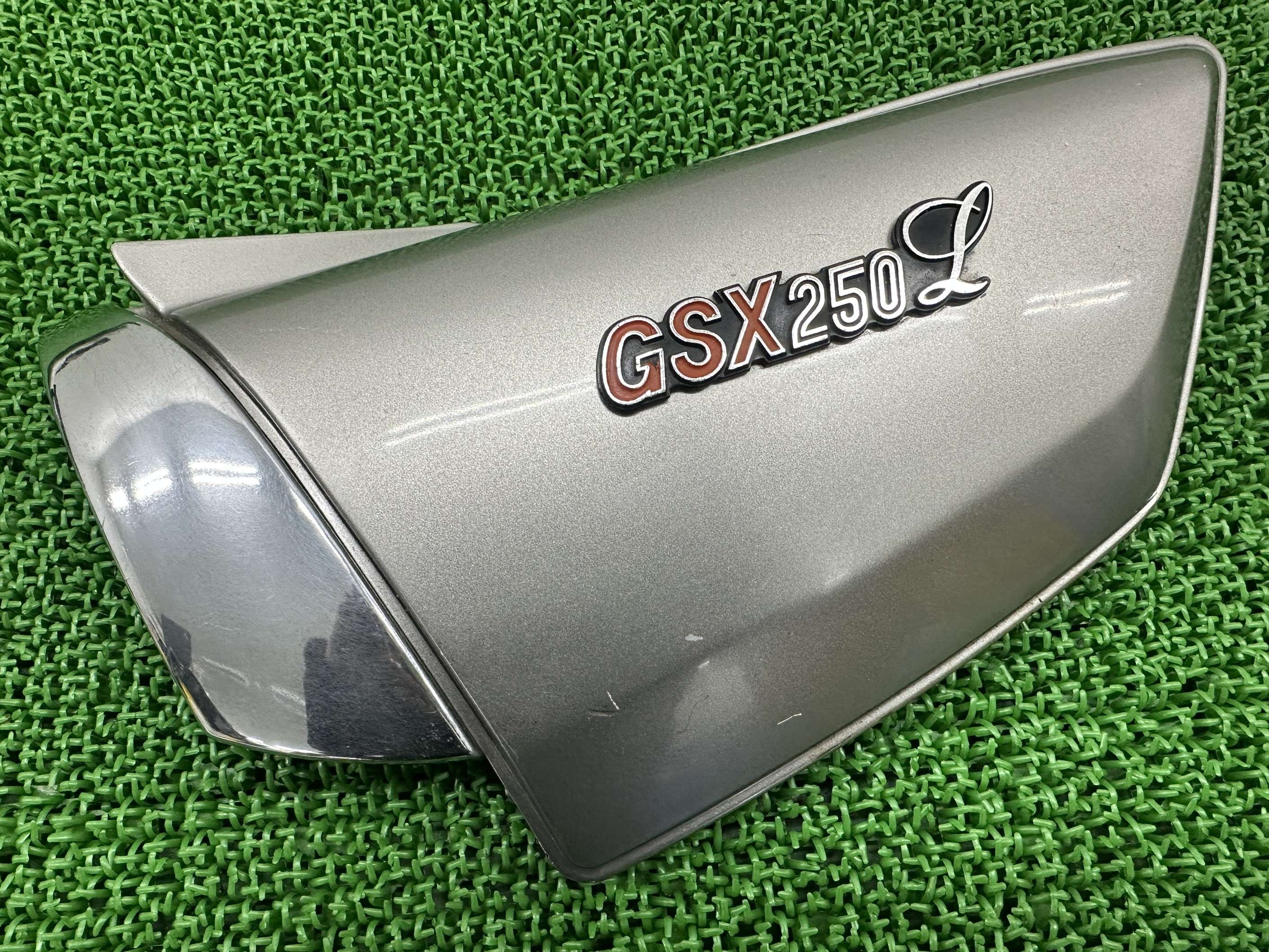 GSX250L サイドカバー 左 銀 11900 スズキ 純正 バイク 部品 GJ51B アメザリ エンブレム サイドカウル パネル 車検 Genuine 【中古】 xD|ティーエスパーツ 店