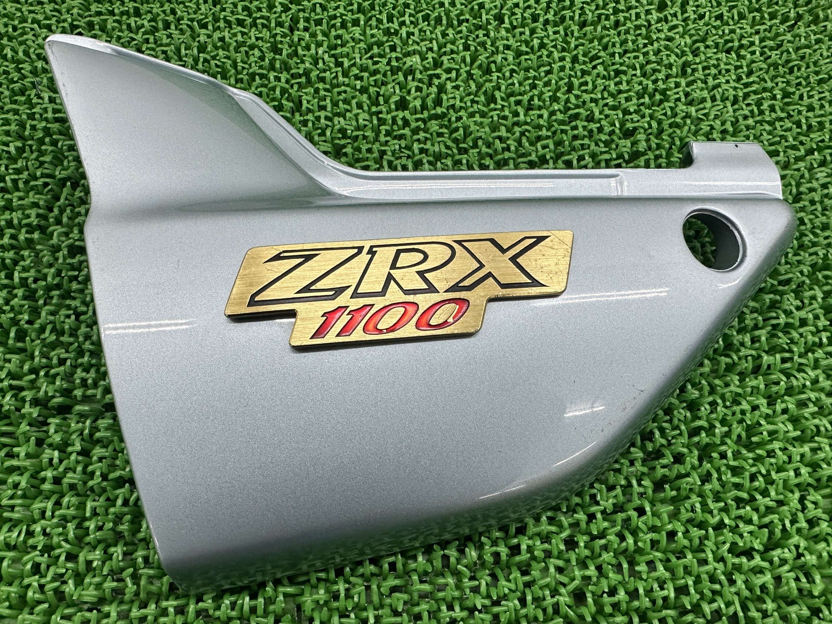 ZRX1100 サイドカバー 左 銀 36001-1597 カワサキ 純正 バイク 部品 ZRT10C 97-98年カラー メタリックセレストシルバー サイドカウル エンブレム 車検 Genuine 【中古】 qT|ティーエスパーツ 店