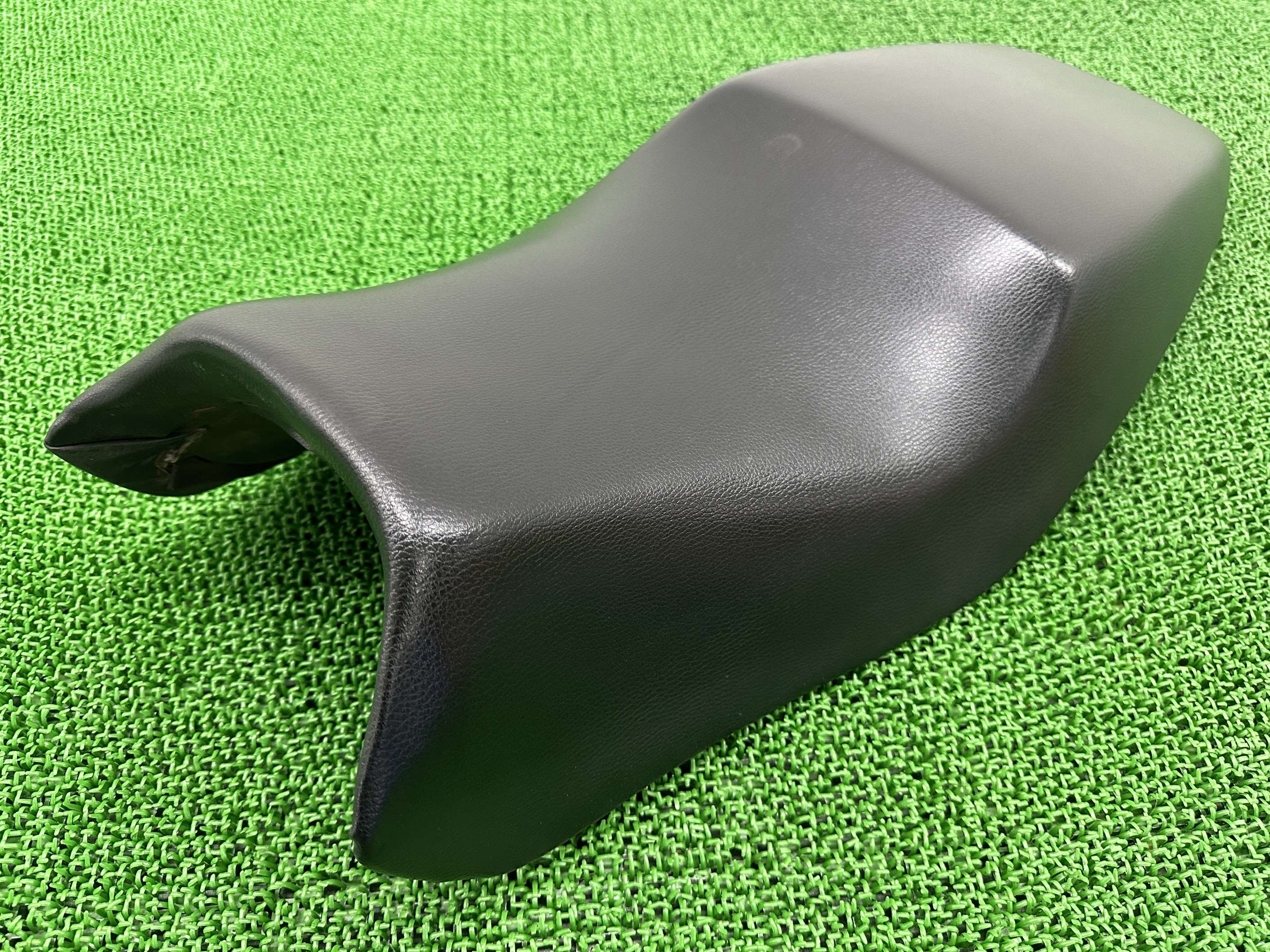 ST2 ST4 シート 595.1.034.1A ドゥカティ 純正 バイク 部品 DUCATI ノーマルシート 破れ無し 品薄 車検 Genuine 【中古】 lF|ティーエスパーツ 店
