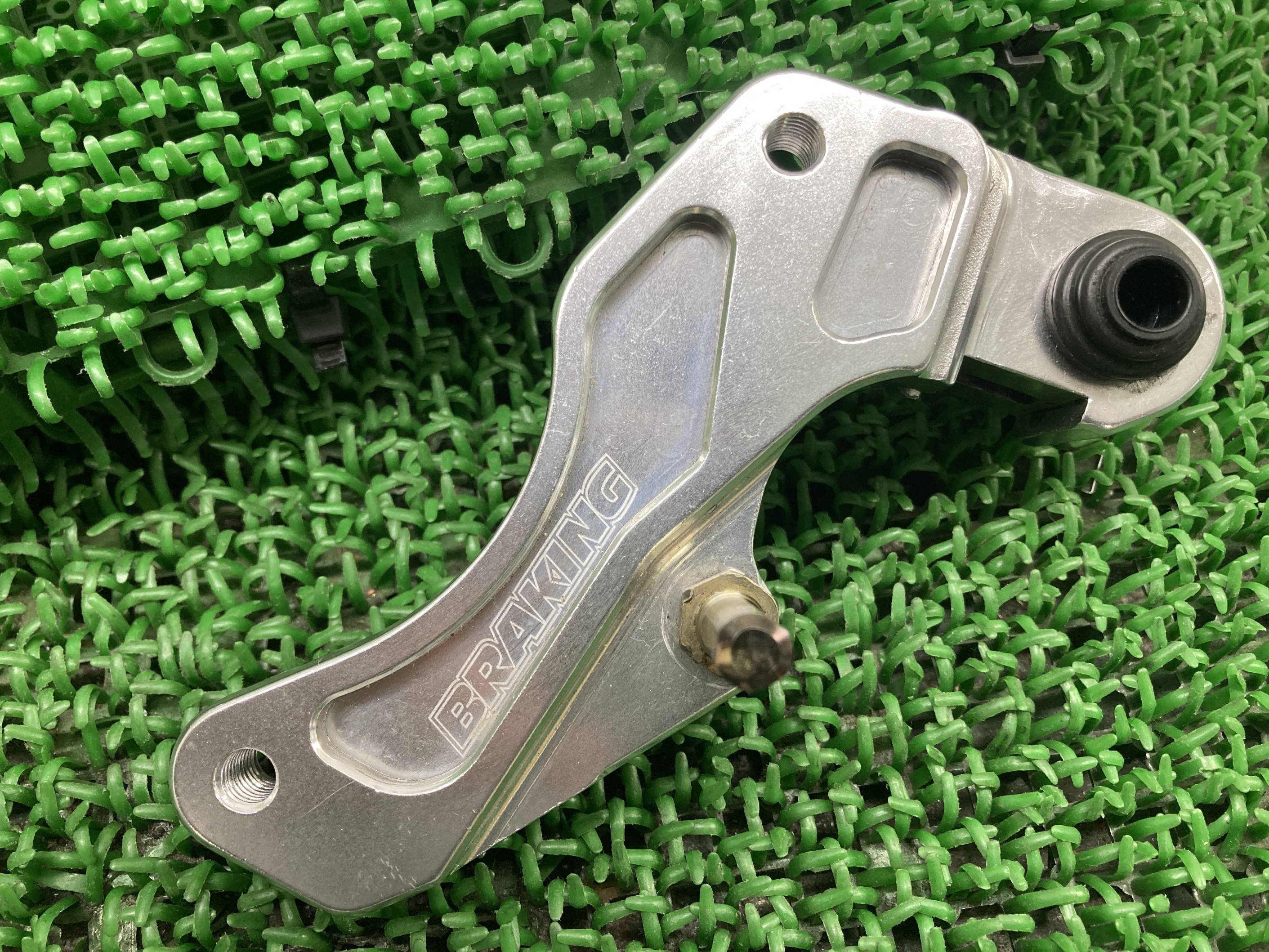 XR250モタード フロントブレーキキャリパーサポート POW21 112648F 社外 バイク 部品 MD30 POW21112648F BREAKING 320mm アルミ コンディション良好 【中古】 gS
