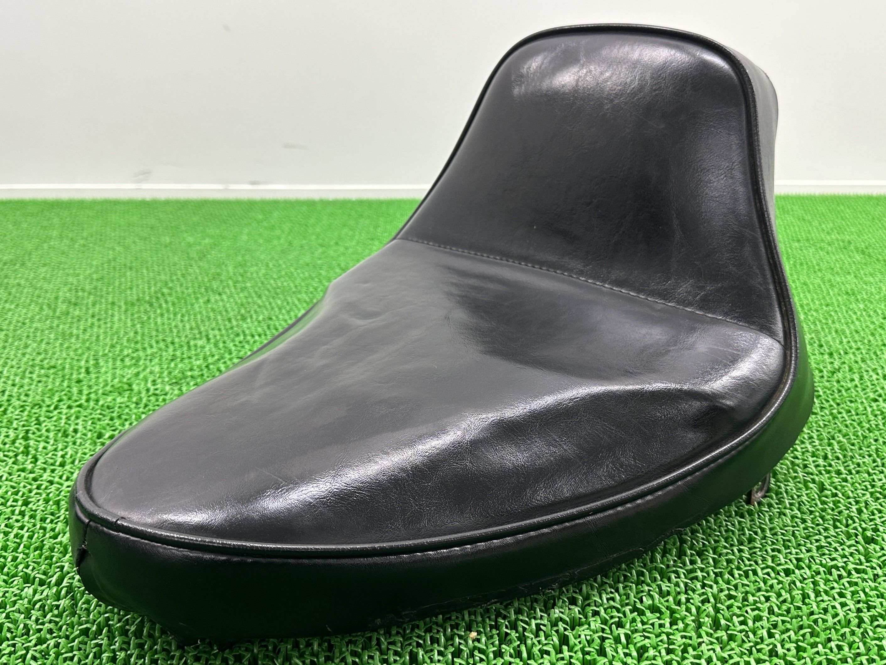 ラペラ製ソフテイル シート 社外 バイク 部品 ハーレー エボ LAPERA 84-99年 フロントシート ソロシート 【中古】 zI