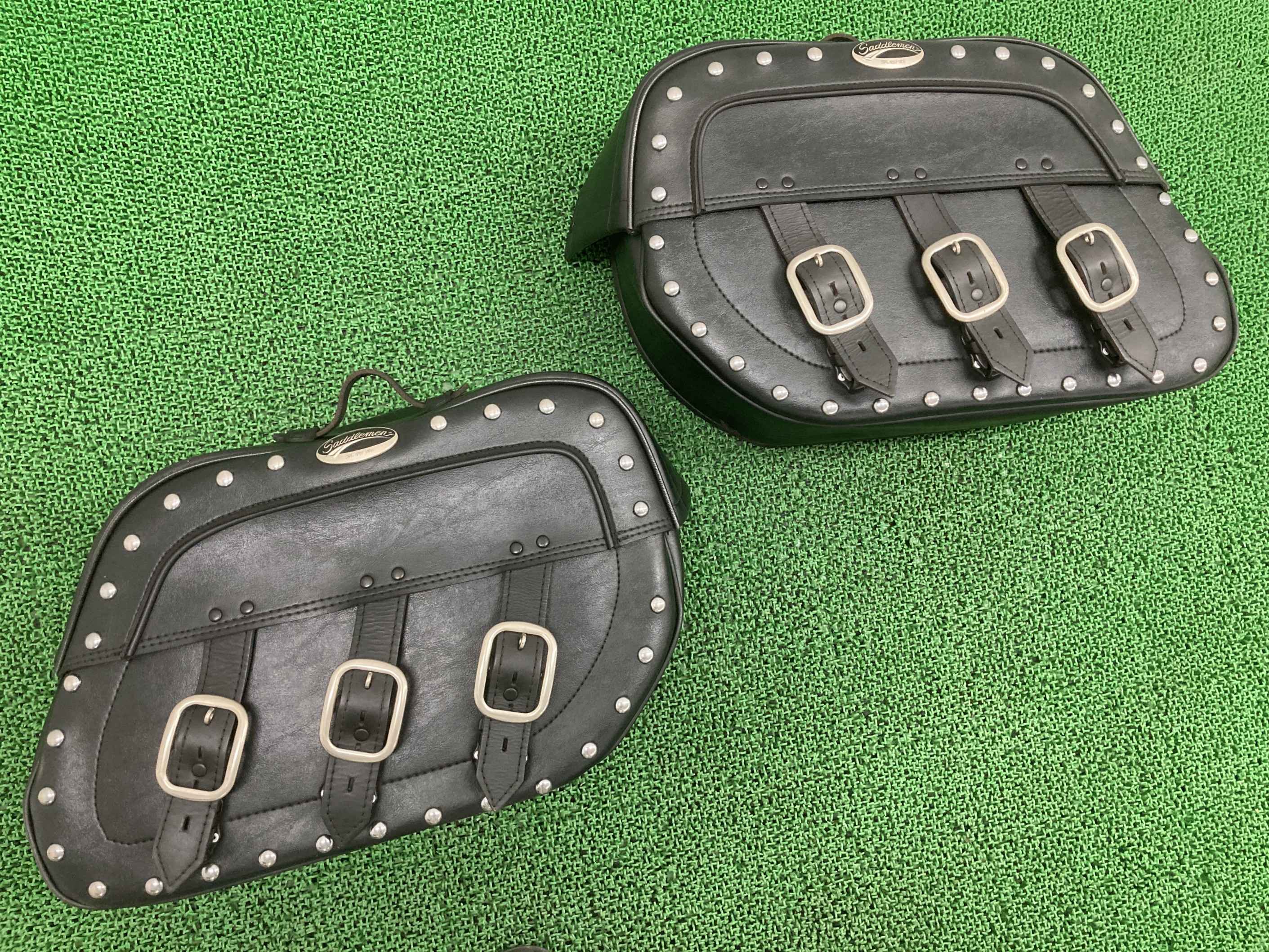サドルマン製ソフテイル サイドバッグ 左右 黒 社外 バイク 部品 SADDLEMEN レザー サドルメン ハーレー 84～17年 スタッド 【中古】 hA 26,100円