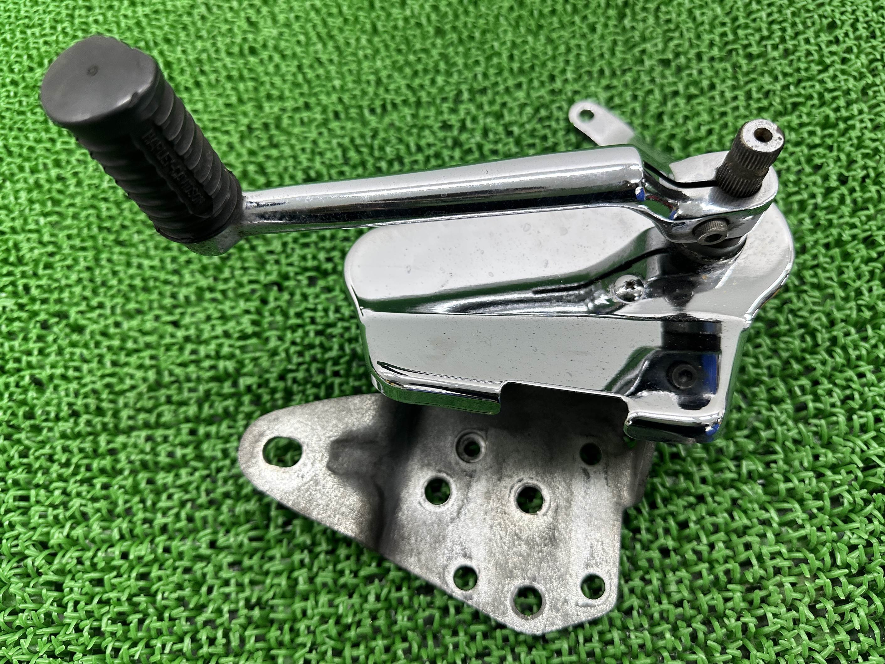 FLSTC1340 ステップ 左 ハーレー 純正 バイク 部品 ソフテイル 87-99年 ヘリテイジ シフトペダル ホルダー 車検 Genuine 【中古】 xR