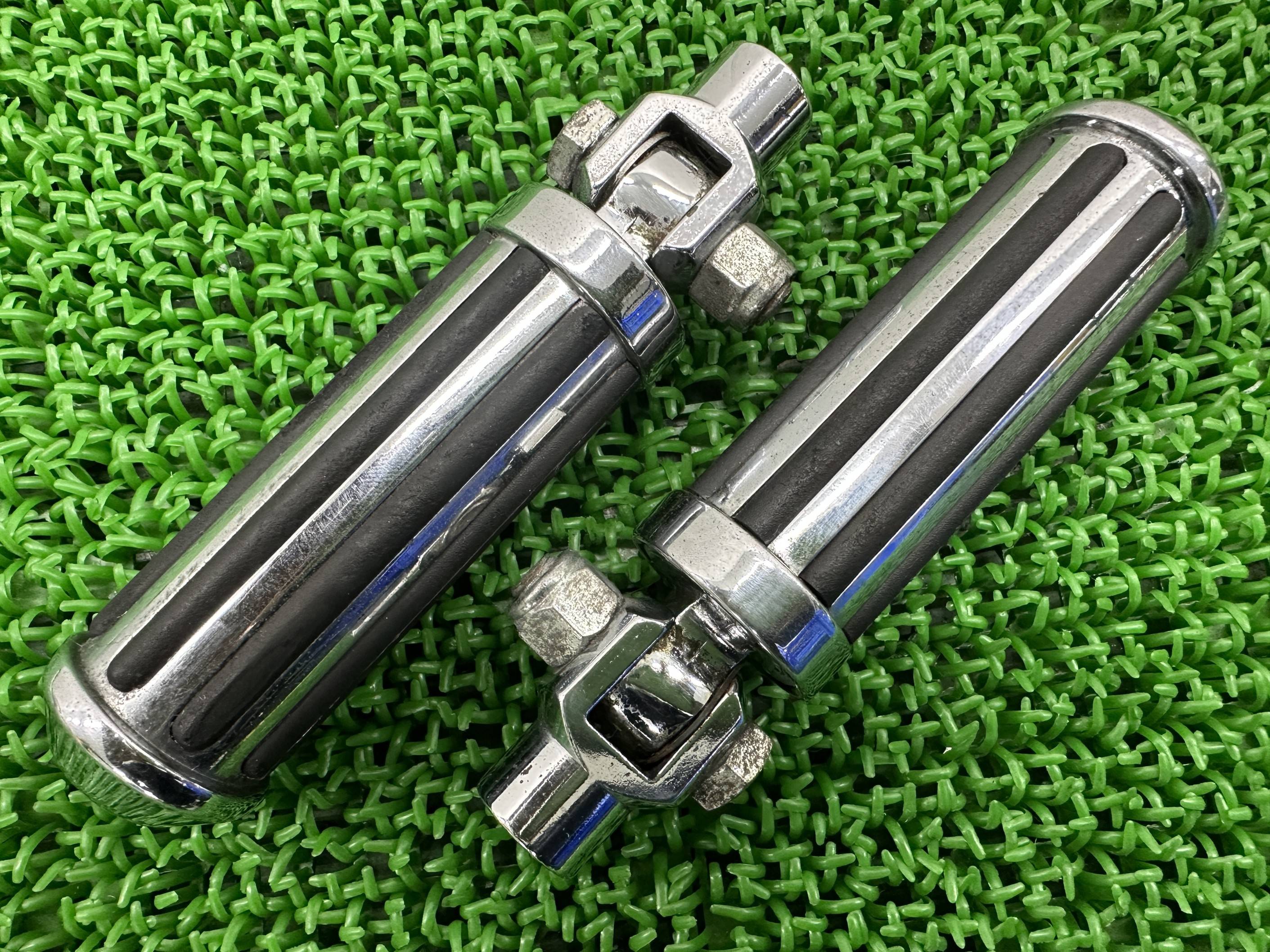 ネオファクトリー製ソフテイル タンデムステップ 左右 社外 バイク 部品 ハーレー エボ ホルダー付 パッセンジャーフットペグ コケキズ無し FXST 【中古】 Jv