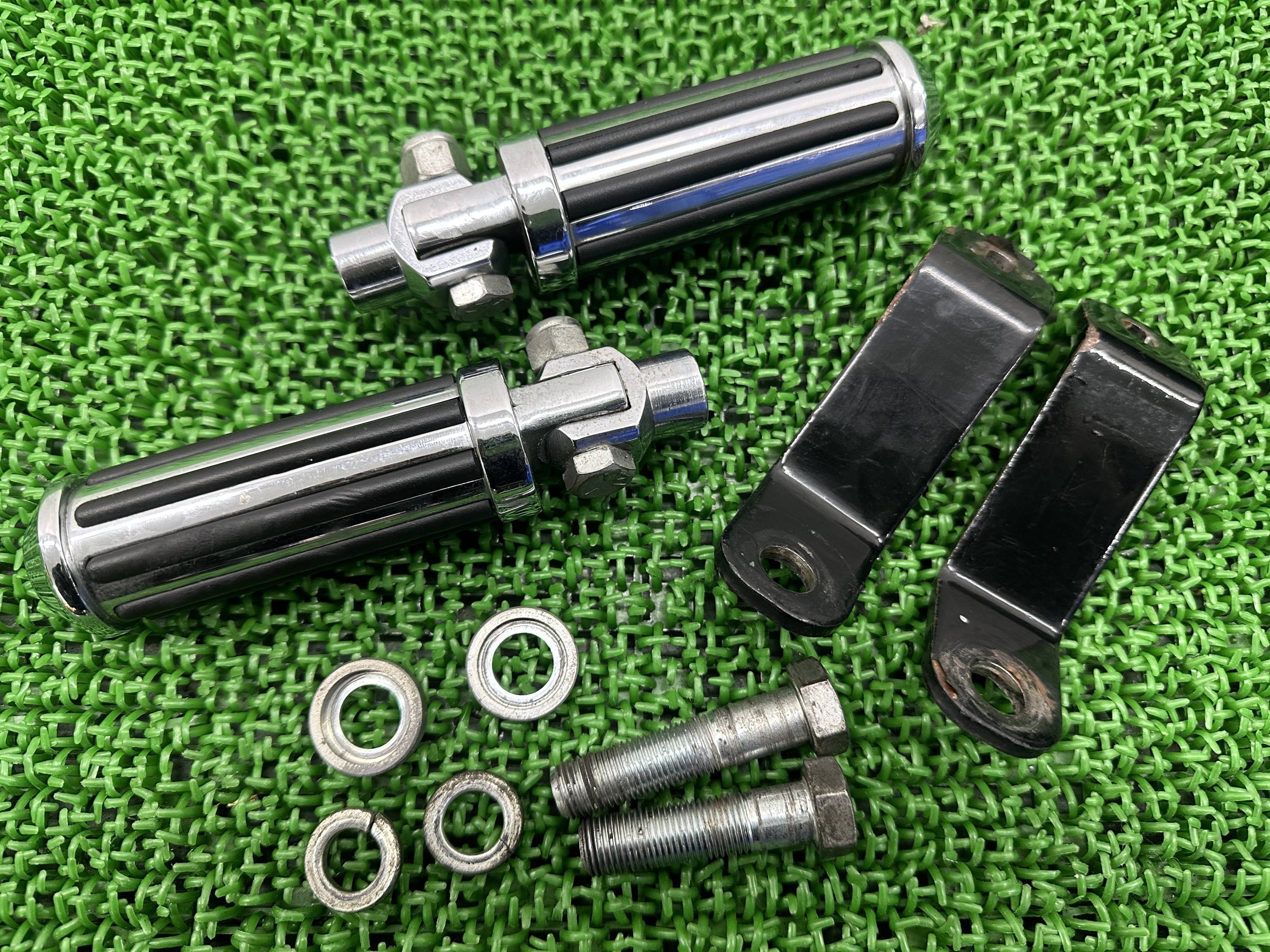 ネオファクトリー製ソフテイル タンデムステップ 左右 社外 バイク 部品 ハーレー エボ ホルダー付 パッセンジャーフットペグ FLSTF FXST 【中古】 oJ