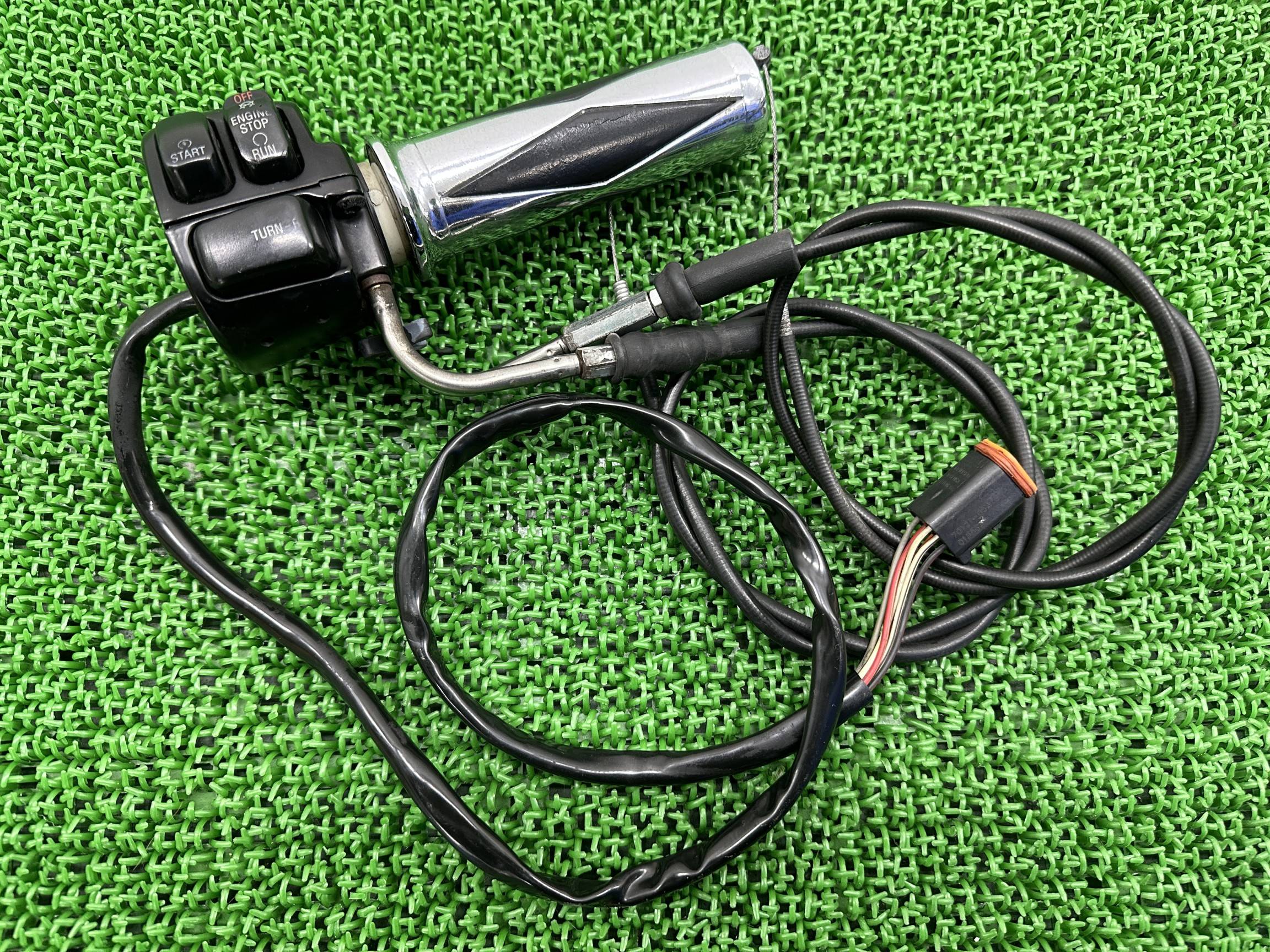 ソフテイル ハンドルスイッチ 右 ハーレー 純正 バイク 部品 エボ TC88 FLST FXST スロットルケーブル 車検 Genuine 【中古】 qL