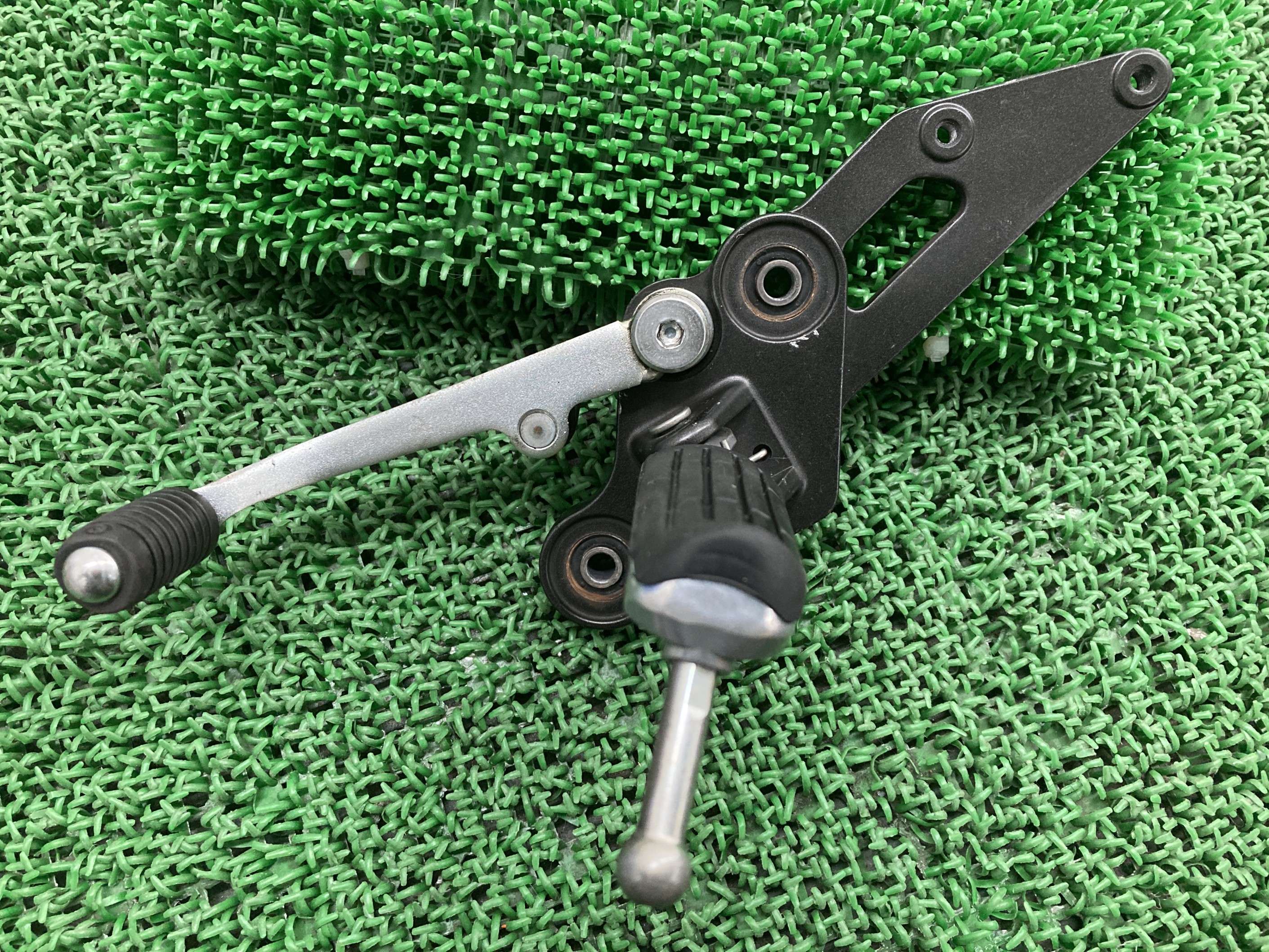 MT-07 ステップホルダー 左 1WS ヤマハ 純正 バイク 部品 RM07J メインステップ シフトペダル ペグ 曲がり無し 車検 Genuine 【中古】 hW