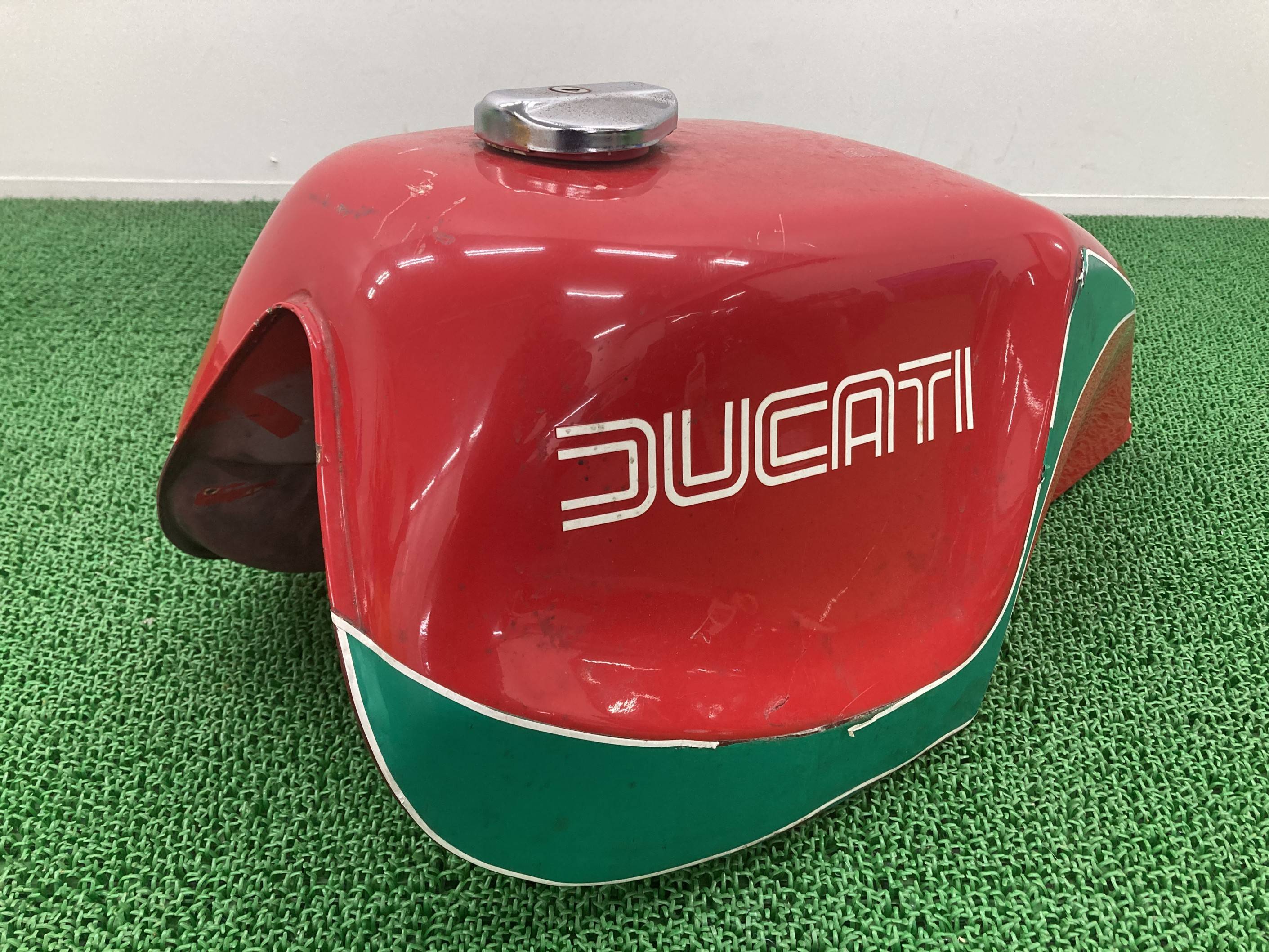 900MHR タンク 赤 ドゥカティ 純正 バイク 部品 Ducati MikeHailwoodReplica マイクヘイルウッド修復素材に 凹み無し 品薄 車検 Genuine 【中古】 Wd