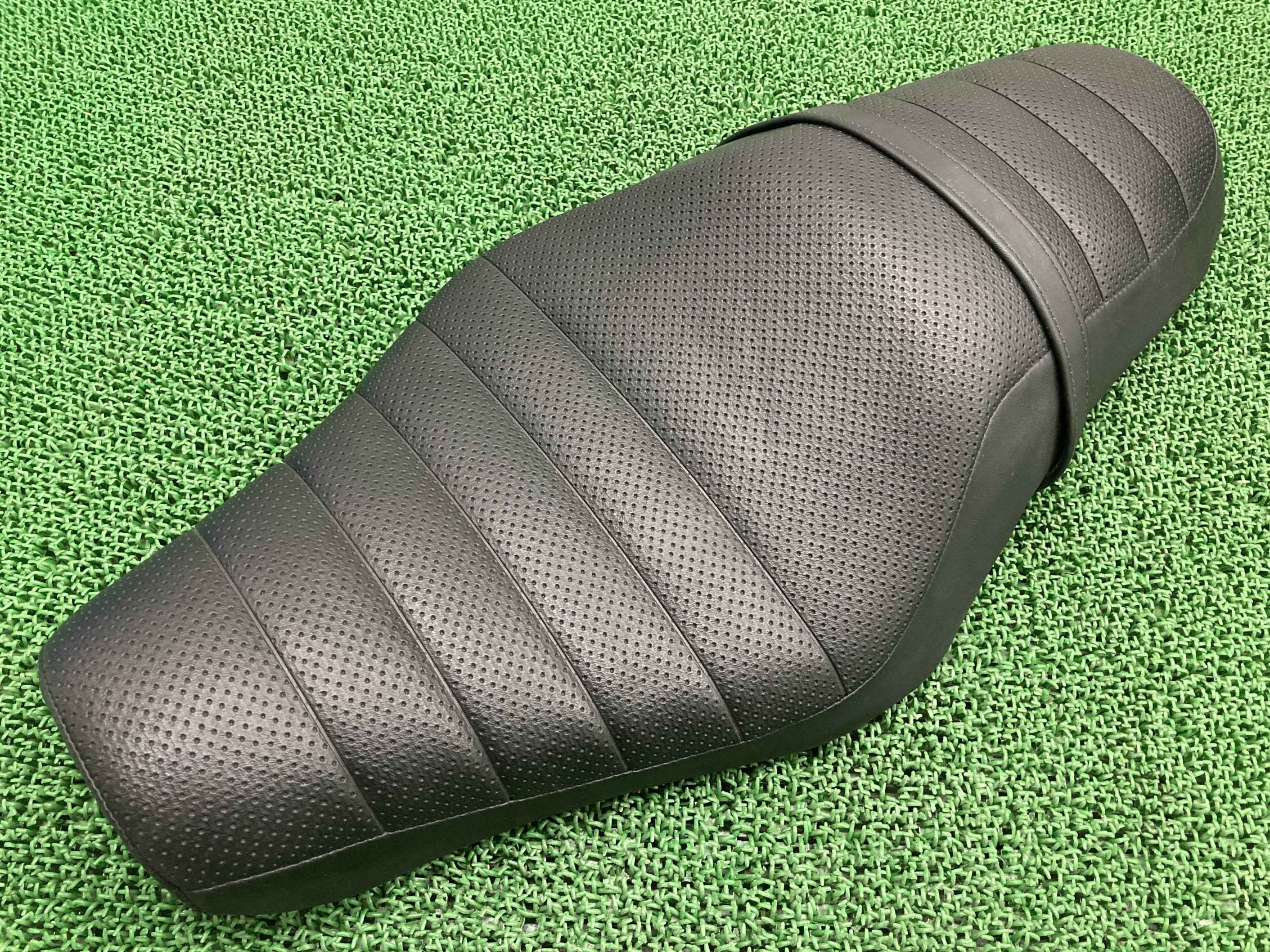 XL883R シート 51551-07 ハーレー 純正 バイク 部品 スポーツスター ロードスター 07年～ ディンプル 車検 Genuine 【中古】 Yl 21,600円