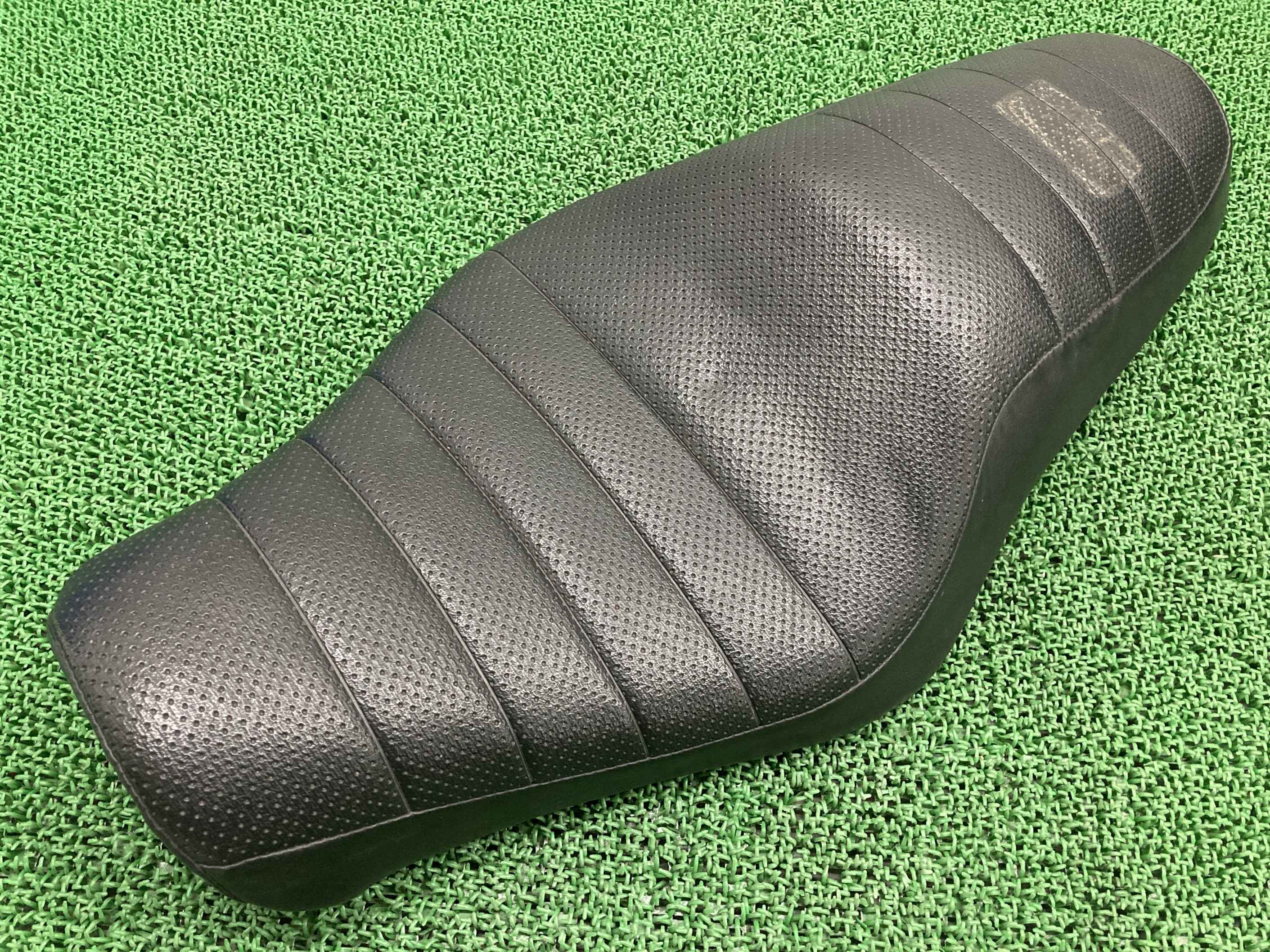 XL883R シート ハーレー 純正 バイク 部品 スポーツスター ロードスター 07年~ ディンプル シートバンド 車検 Genuine 【中古】 Nk|ティーエスパーツ 店