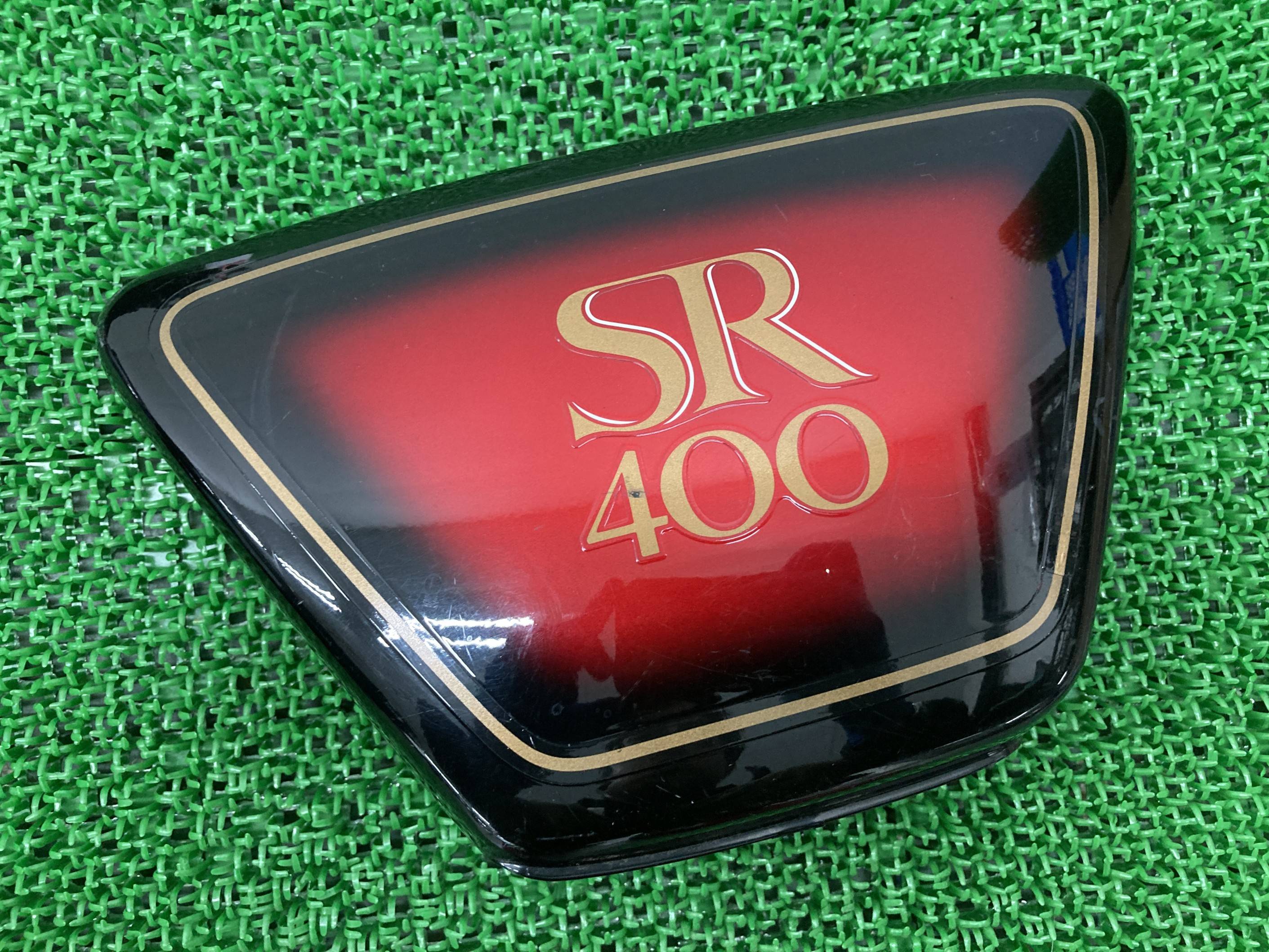SR400 サイドカバー 左 赤/黒 ヤマハ 純正 バイク 部品 1JR RH01J 7周年記念モデル スーパーレッド サンバースト 車検 Genuine 【中古】 Gb｜ティーエスパーツ　店