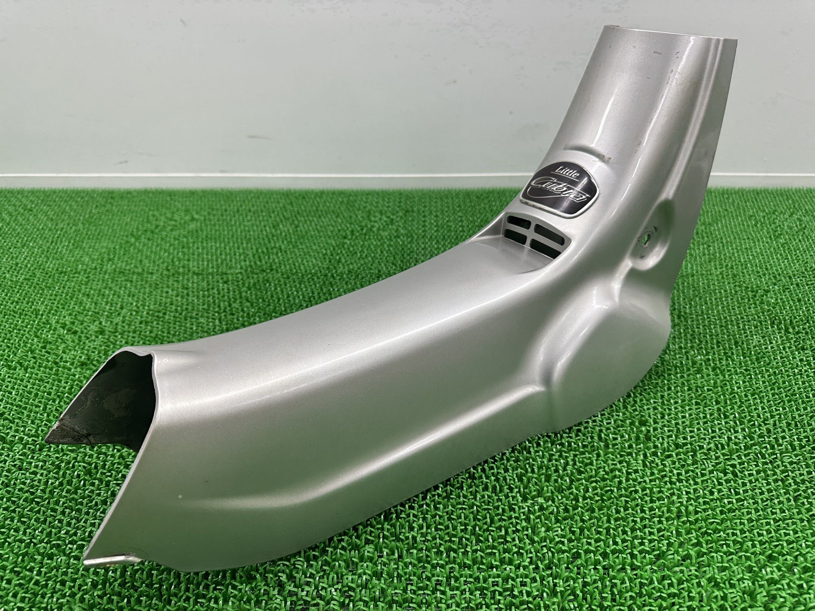 リトルカブラ レッグカバー 銀 GCN ホンダ 純正 バイク 部品 AA01 フロントレッグカバー センターカバー エンブレム ペイント素材に 車検 Genuine 【中古】 Rm