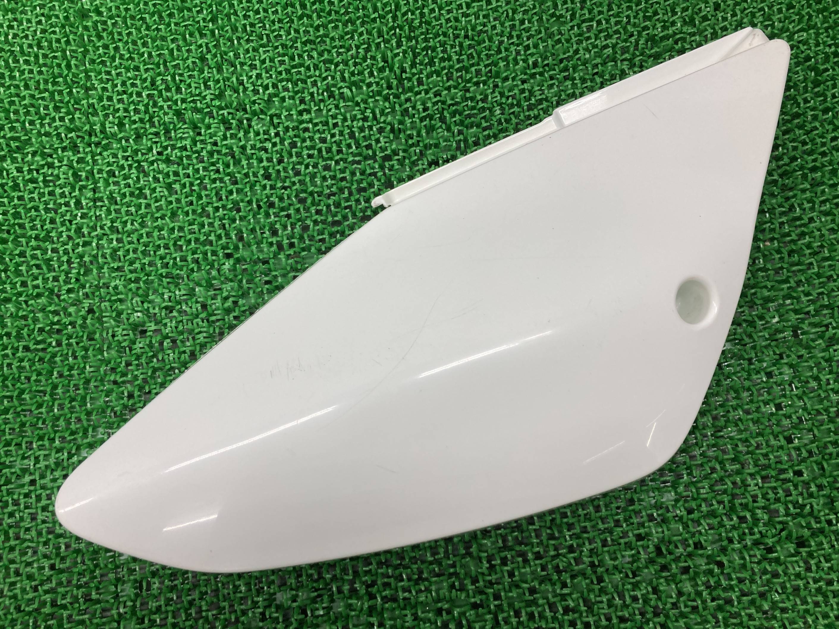 XR50モタード XR100モタード サイドカバー 右 白 KSJ ホンダ 純正 バイク 部品 AD14 HD13 ペイント素材に 割れ欠け無し 品薄 車検 Genuine 【中古】 tW