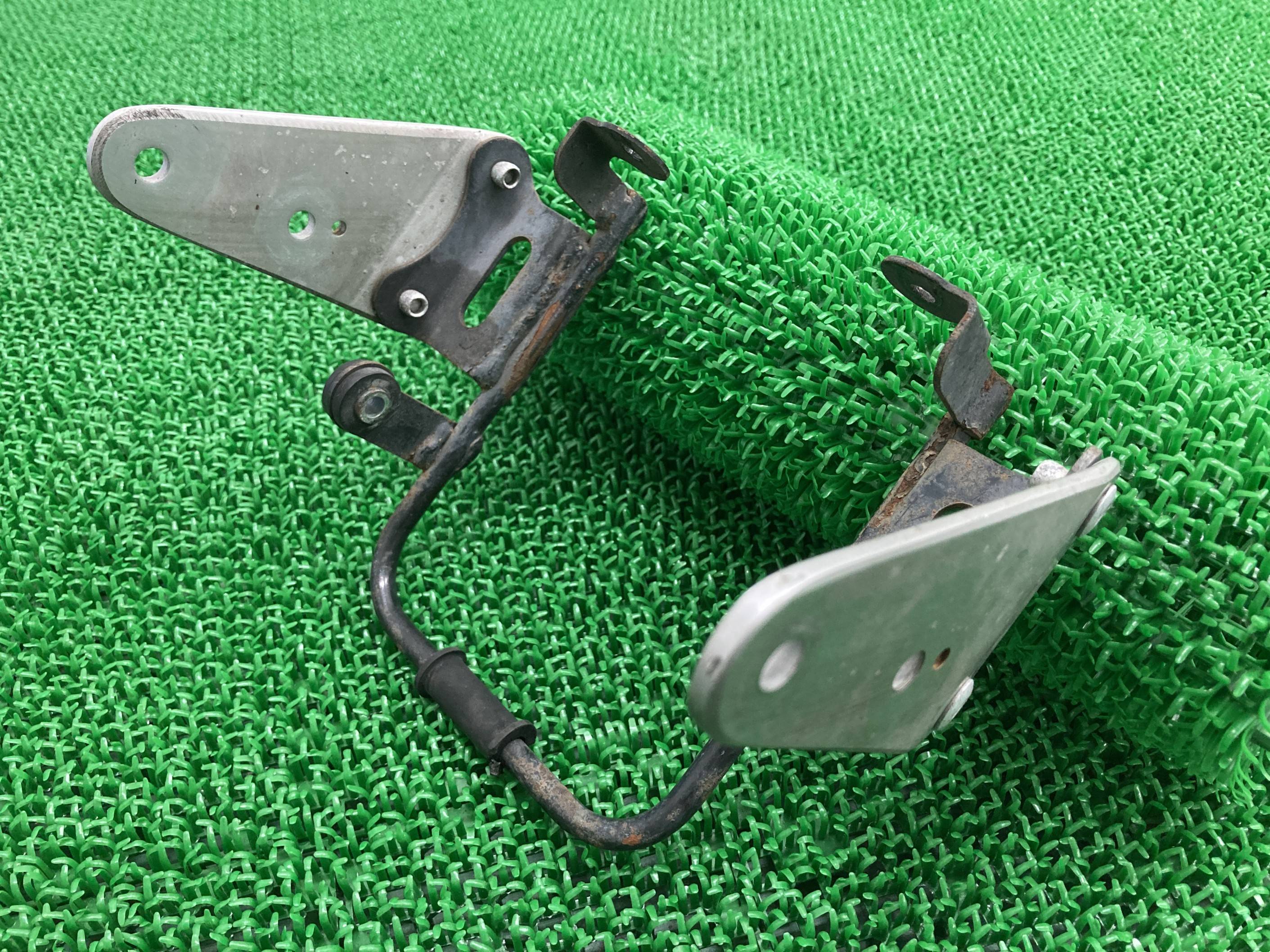 バンディット250 ヘッドライトステー スズキ 純正 バイク 部品 GJ77A ウインカーステー 曲がり無し 品薄 希少品 車検 Genuine 【中古】 yJ