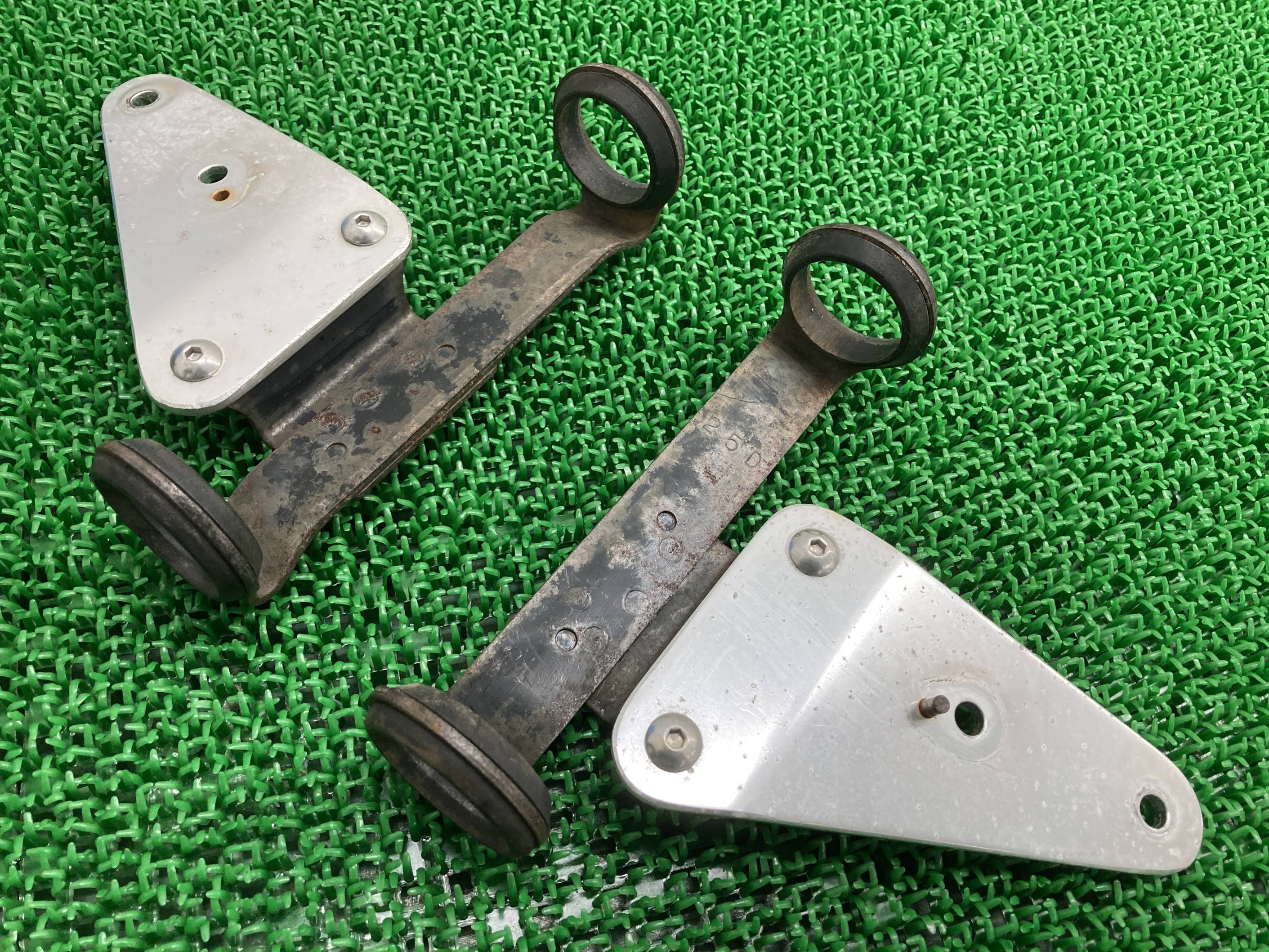 バンディット250 ヘッドライトステー 左右 スズキ 純正 バイク 部品 GJ74A ウインカーステー 曲がり無し 品薄 希少品 車検 Genuine 【中古】 mJ
