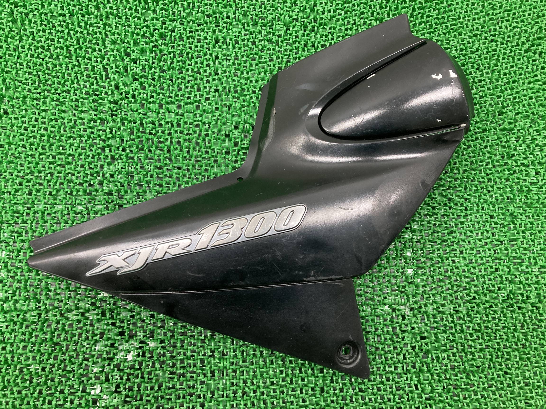 XJR1300 サイドカバー 右 黒 5EA ヤマハ 純正 バイク 部品 RP03J エンブレム ペイント素材に コケキズ無し 品薄 車検 Genuine 【中古】 Ob