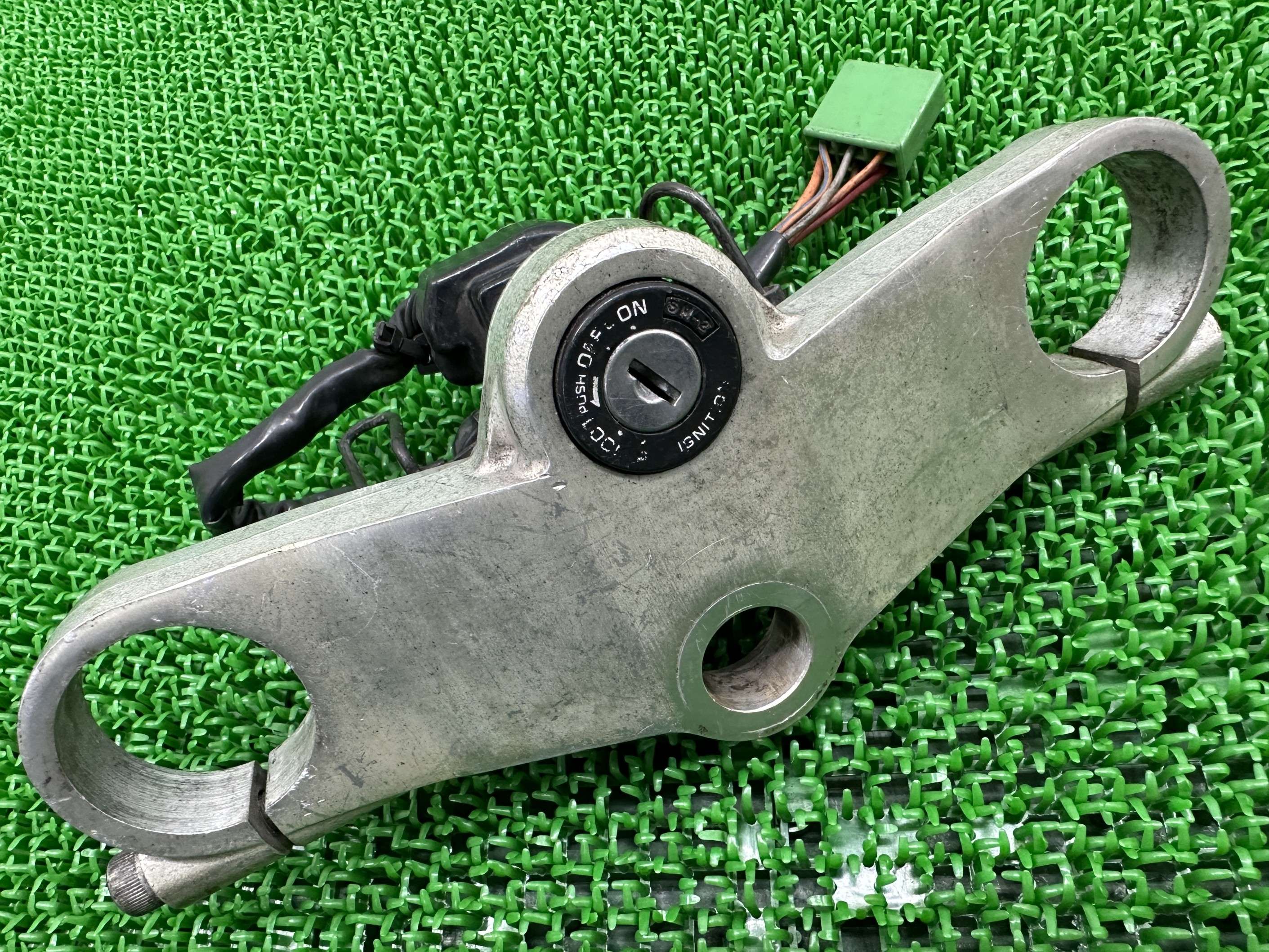 RGV250ガンマ トップブリッジ S2570 スズキ 純正 バイク 部品 VJ21A 41φ ハンドルトップカバー 修復素材に 曲がりなし 車検 Genuine 【中古】 Mv