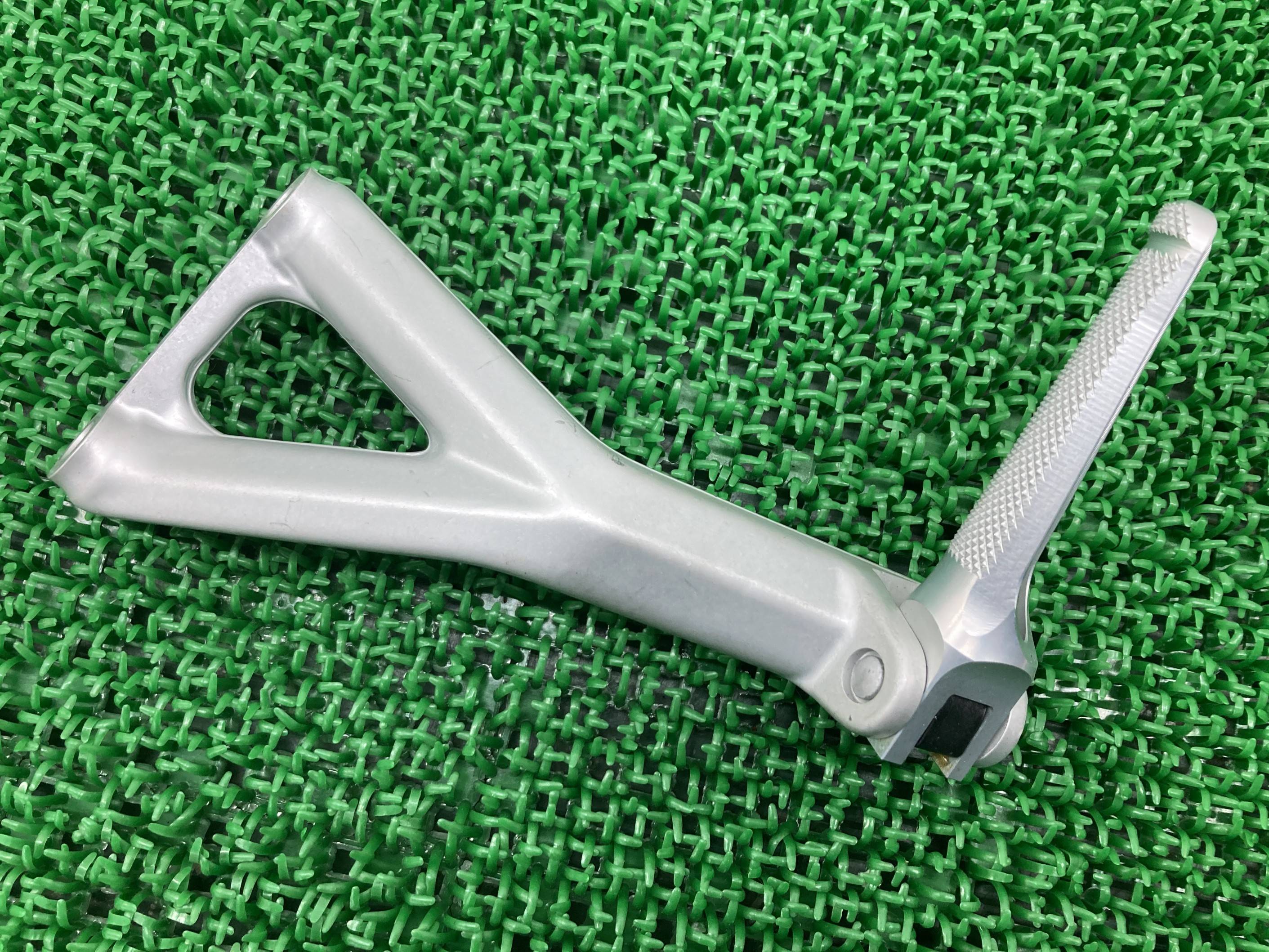 パニガーレV4S タンデムステップ 左 824.3.360.1A ドゥカティ 純正 バイク 部品 82433601A PanigaleV4S ペグ コンディション良好 曲がり無し 車検 Genuine 【中古】 gV|ティーエスパーツ 店