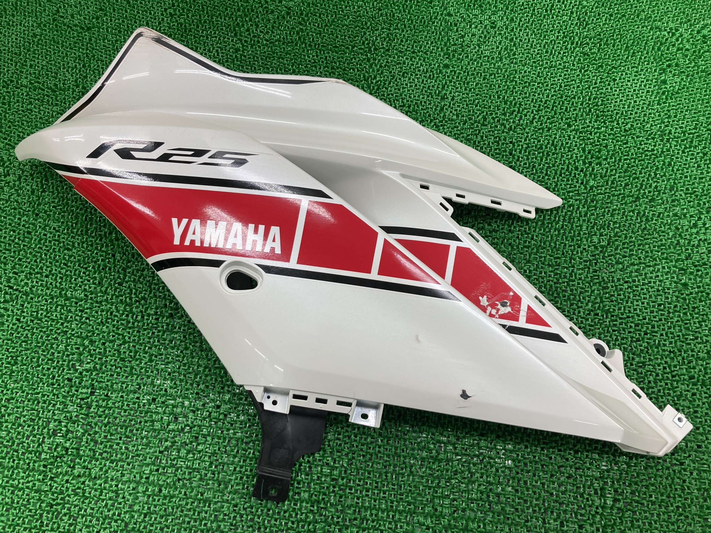 YZF-R25 サイドカウル 左 パール/赤 BS7 ヤマハ 純正 バイク 部品 RG74J WGP参戦60周年モデル フロントカウル サイド インナー 車検 Genuine 【中古】 Pf