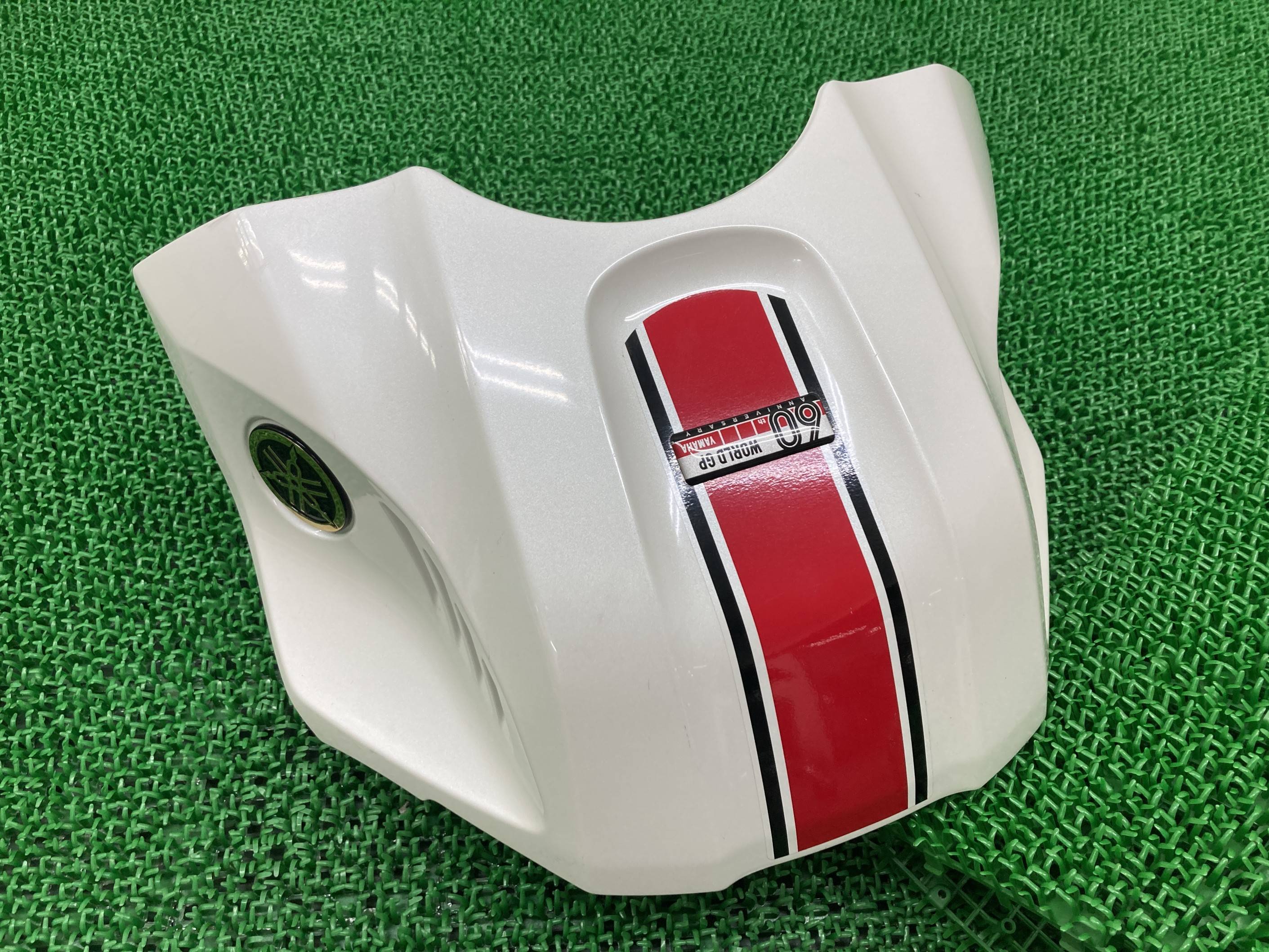 YZF-R25 タンクカバー パール BS7 ヤマハ 純正 バイク 部品 RG74J WGP参戦60周年モデル タンクカウル エンブレム 割れ欠け無し 車検 Genuine 【中古】 Hw 14,288円