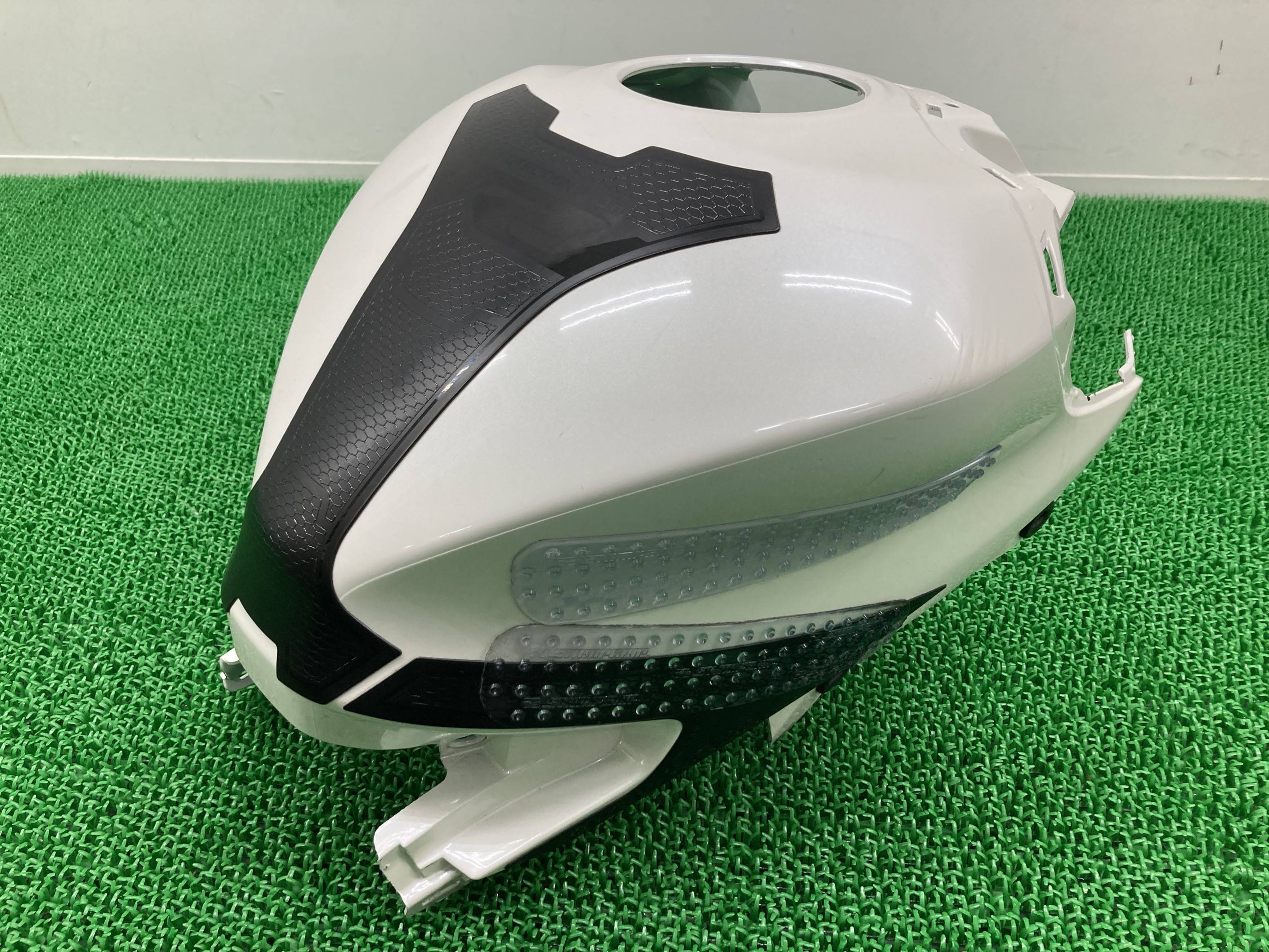 YZF-R25 タンクカバー パール BS7 ヤマハ 純正 バイク 部品 RG74J WGP参戦60周年モデル タンクカウル 割れ欠け無し 品薄 車検 Genuine 【中古】 Xe